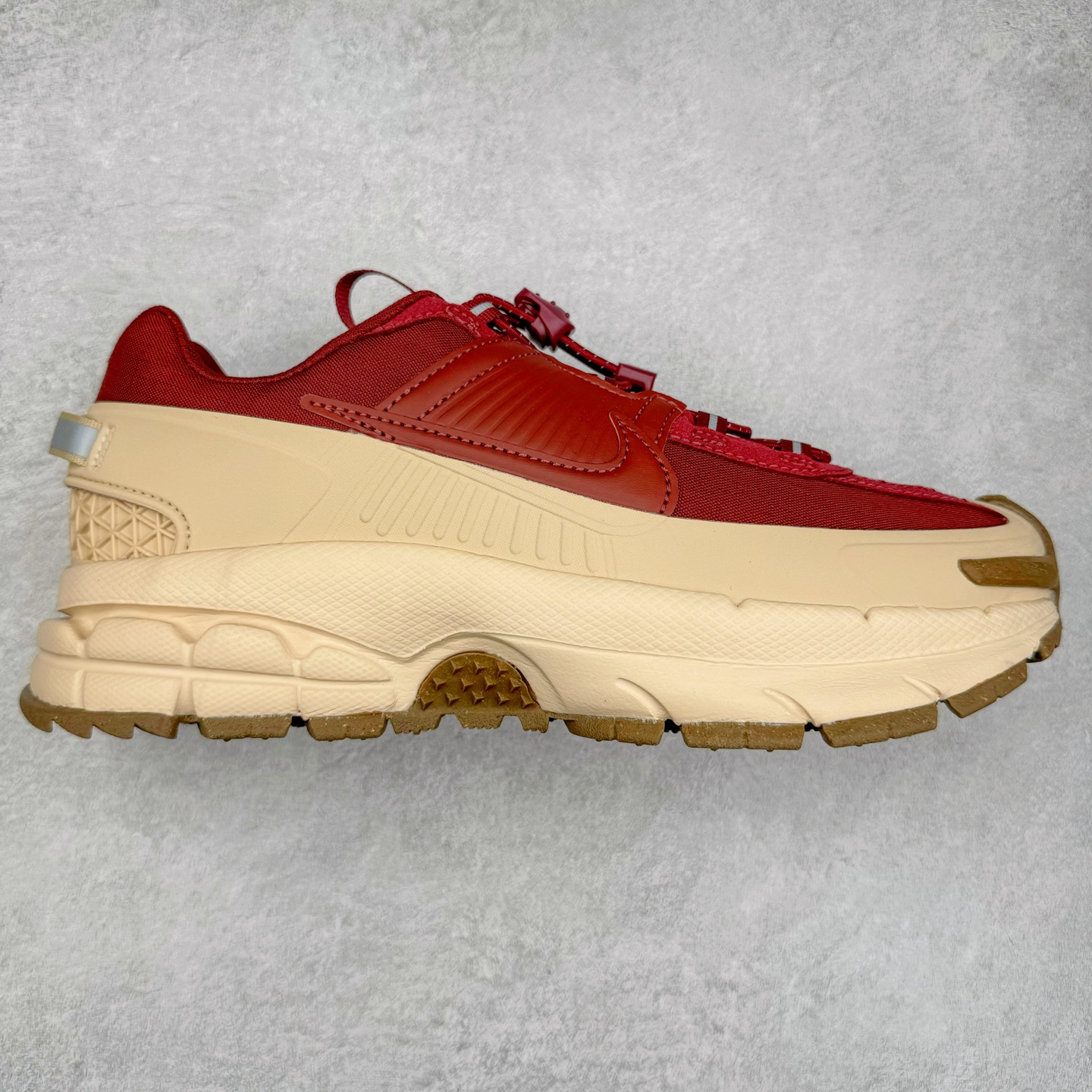 NK Zoom Vomero 5 Roam 佛莫罗5代徒步版系列经典复古增高厚底休闲运动慢跑鞋 HQ2181-700 Vomero Roam「漫游鞋」舒适性典范 工学拒水鞋面+ Air Zoom缓震配置无惧雨水 不受天气左右 助你灵活迈步 再加上厚实衬里和橡胶挡泥片 有效御寒不厚重 雨天照样利落出街 中性色调搭配简洁织物 打造百搭属性低调出街or高调亮相 都看你的男女同款不同色 轻松get多元风格 尺码：36 36.5 37.5 38 38.5 39 40 40.5 41 42 42.5 43 44 44.5 45-选品中心