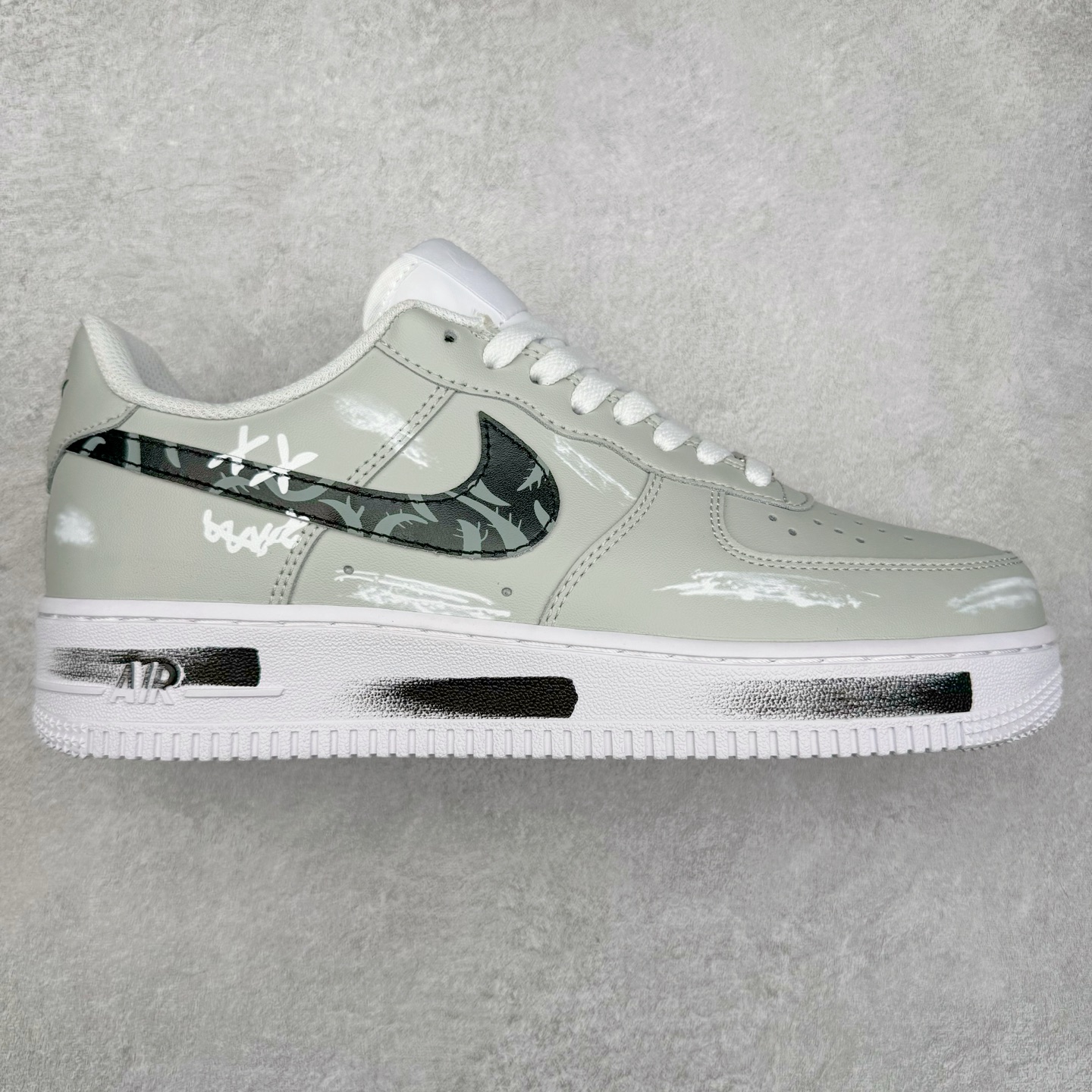 NK Air Force 1´07 Low 空军一号低帮百搭休闲运动板鞋 CW2288-111 柔软、弹性十足的缓震性能和出色的中底设计 横跨复古与现代的外型结合 造就出风靡全球 三十多年的Force 1 直到今天还深受青睐 尺码:36 36.5 37.5 38 38.5 39 40 40.5 41 42 42.5 43 44 44.5 45-选品中心