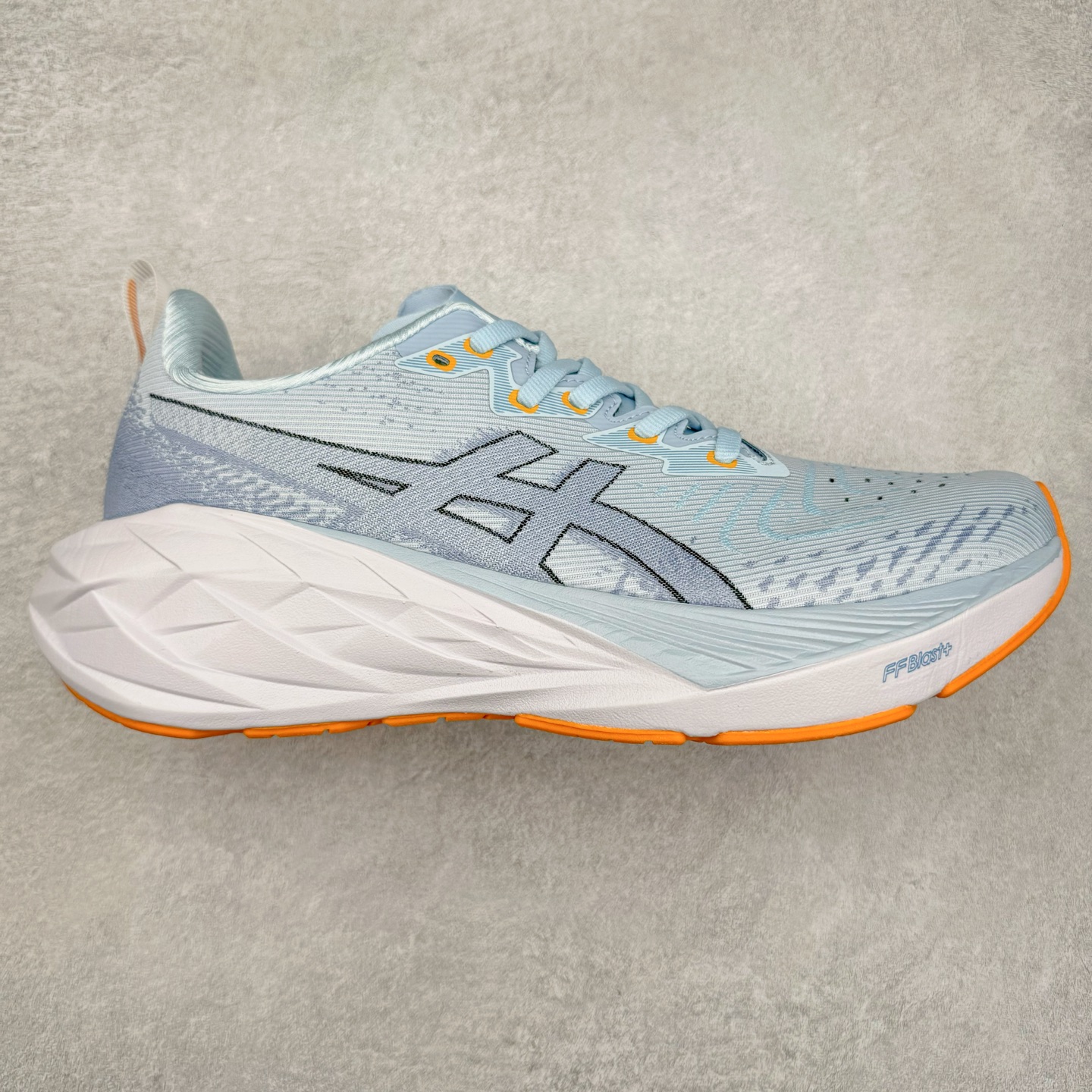 图片[7]-＃特价福利 ASICS NOVABLAST 4 亚瑟士舒适缓震跑鞋 鞋面从NOVABLAST 3的工程网眼升级为一片式轻量编织设计 提升了跑鞋的透气性 并配备结构鞋舌 进一步提升透气性的同时减少鞋舌滑动 从而实现更好的包裹感 后跟结构也是亮点之一 不仅提升了稳定性 还能给跑者提供更强支撑 上脚舒适度非常明显 无论如何跑跳晃动 双脚都被包裹的非常服帖舒适 同时前脚掌有足够空间 中足又很贴合 后跟高度和弧度也都非常舒适 从NOVABLAST 4 采用全新FF BLAST PLUS ECO轻量高能回弹泡棉材料 这是一种超过20%的生物基可再生资源 在带给跑者更舒适体验同时助力减轻环境负担 值得关注的是NOVABLAST 4将成为该系列首款贴有CO2e标签的鞋款 以进一步严格贯彻ASICS亚瑟士的可持续发展理念 大底采用了低密度设计的AHAR LO 更大程度增强鞋款耐磨性 提升使用寿命 外底液采用了全新设计 其灵感来源于植物的斐波那契螺旋叶片图案 独特的几何纹路使新一代鞋款的外观更具标志性 中底和大底设计都是为了让跑者获得更大的能量反馈 更强的回弹性 在跑步过程中轻弹畅跑 看配置就能感受到NOVABLAST 4 的优势 高回弹、高缓震、且耐用的综合长跑训练鞋 尺码：36 37 38 39 39.5 40 40.5 41.5 42 42.5 43.5 44 45-选品中心