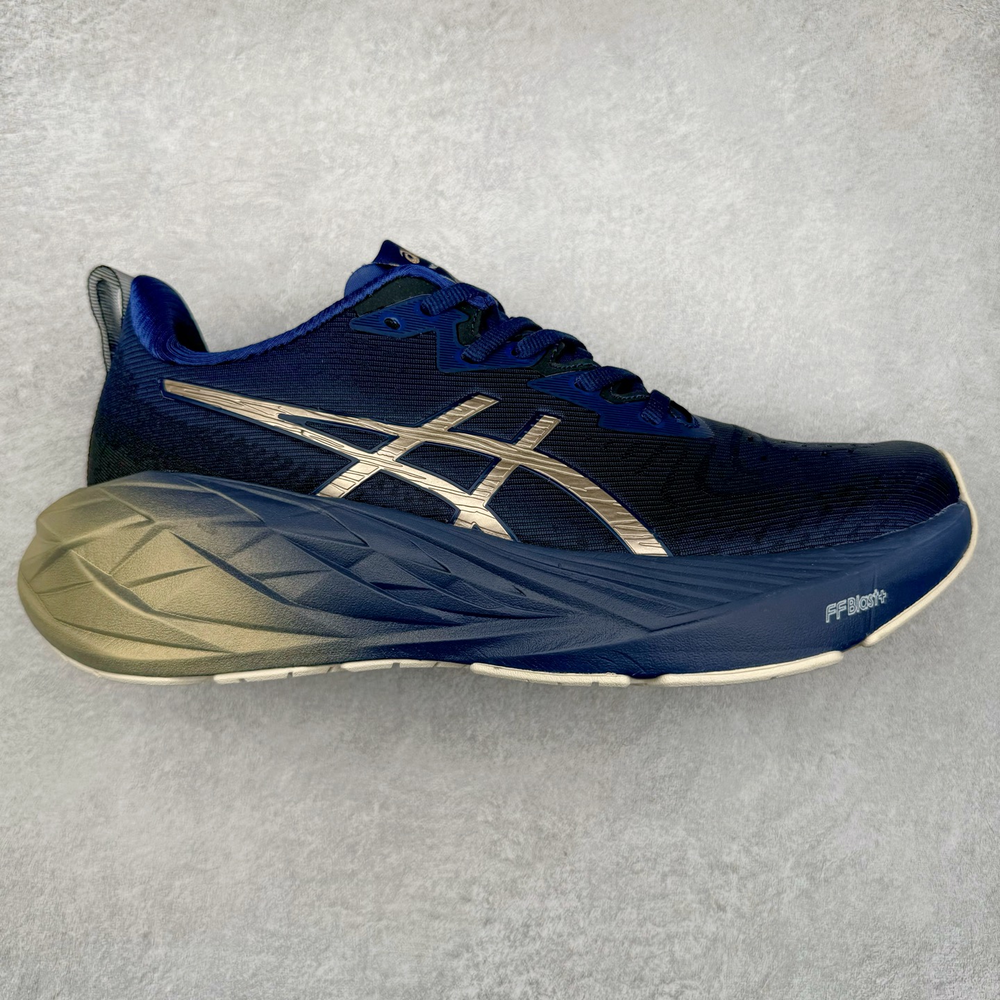 ＃特价福利 ASICS NOVABLAST 4 亚瑟士舒适缓震跑鞋 鞋面从NOVABLAST 3的工程网眼升级为一片式轻量编织设计 提升了跑鞋的透气性 并配备结构鞋舌 进一步提升透气性的同时减少鞋舌滑动 从而实现更好的包裹感 后跟结构也是亮点之一 不仅提升了稳定性 还能给跑者提供更强支撑 上脚舒适度非常明显 无论如何跑跳晃动 双脚都被包裹的非常服帖舒适 同时前脚掌有足够空间 中足又很贴合 后跟高度和弧度也都非常舒适 从NOVABLAST 4 采用全新FF BLAST PLUS ECO轻量高能回弹泡棉材料 这是一种超过20%的生物基可再生资源 在带给跑者更舒适体验同时助力减轻环境负担 值得关注的是NOVABLAST 4将成为该系列首款贴有CO2e标签的鞋款 以进一步严格贯彻ASICS亚瑟士的可持续发展理念 大底采用了低密度设计的AHAR LO 更大程度增强鞋款耐磨性 提升使用寿命 外底液采用了全新设计 其灵感来源于植物的斐波那契螺旋叶片图案 独特的几何纹路使新一代鞋款的外观更具标志性 中底和大底设计都是为了让跑者获得更大的能量反馈 更强的回弹性 在跑步过程中轻弹畅跑 看配置就能感受到NOVABLAST 4 的优势 高回弹、高缓震、且耐用的综合长跑训练鞋 尺码：36 37 38 39 39.5 40 40.5 41.5 42 42.5 43.5 44 45-选品中心