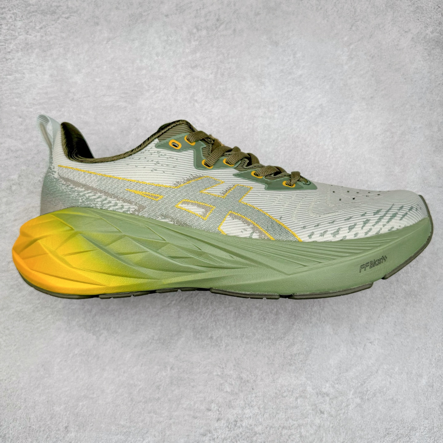 ＃特价福利 ASICS NOVABLAST 4 亚瑟士舒适缓震跑鞋 鞋面从NOVABLAST 3的工程网眼升级为一片式轻量编织设计 提升了跑鞋的透气性 并配备结构鞋舌 进一步提升透气性的同时减少鞋舌滑动 从而实现更好的包裹感 后跟结构也是亮点之一 不仅提升了稳定性 还能给跑者提供更强支撑 上脚舒适度非常明显 无论如何跑跳晃动 双脚都被包裹的非常服帖舒适 同时前脚掌有足够空间 中足又很贴合 后跟高度和弧度也都非常舒适 从NOVABLAST 4 采用全新FF BLAST PLUS ECO轻量高能回弹泡棉材料 这是一种超过20%的生物基可再生资源 在带给跑者更舒适体验同时助力减轻环境负担 值得关注的是NOVABLAST 4将成为该系列首款贴有CO2e标签的鞋款 以进一步严格贯彻ASICS亚瑟士的可持续发展理念 大底采用了低密度设计的AHAR LO 更大程度增强鞋款耐磨性 提升使用寿命 外底液采用了全新设计 其灵感来源于植物的斐波那契螺旋叶片图案 独特的几何纹路使新一代鞋款的外观更具标志性 中底和大底设计都是为了让跑者获得更大的能量反馈 更强的回弹性 在跑步过程中轻弹畅跑 看配置就能感受到NOVABLAST 4 的优势 高回弹、高缓震、且耐用的综合长跑训练鞋 尺码：36 37 38 39 39.5 40 40.5 41.5 42 42.5 43.5 44 45-选品中心