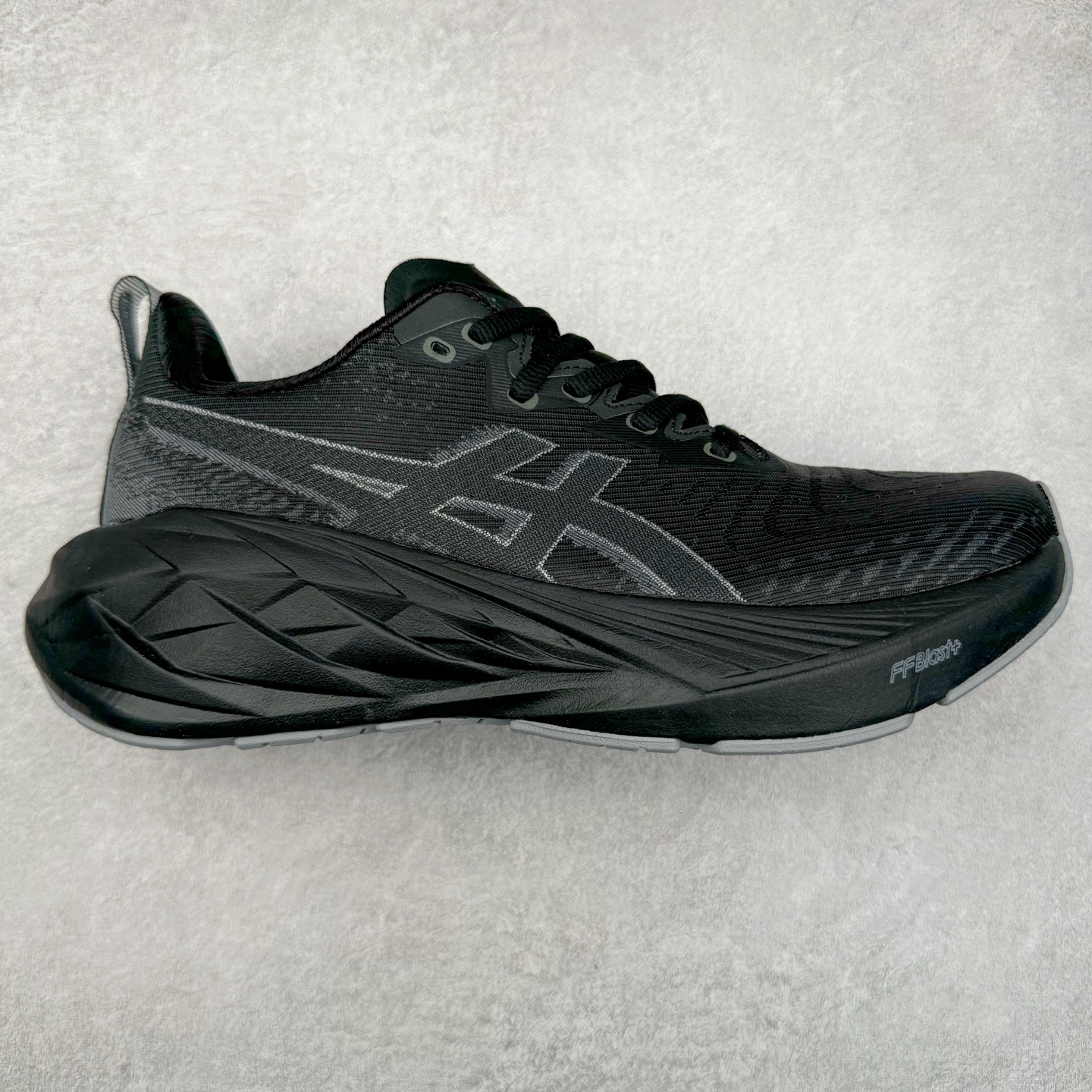 ＃特价福利 ASICS NOVABLAST 4 亚瑟士舒适缓震跑鞋 鞋面从NOVABLAST 3的工程网眼升级为一片式轻量编织设计 提升了跑鞋的透气性 并配备结构鞋舌 进一步提升透气性的同时减少鞋舌滑动 从而实现更好的包裹感 后跟结构也是亮点之一 不仅提升了稳定性 还能给跑者提供更强支撑 上脚舒适度非常明显 无论如何跑跳晃动 双脚都被包裹的非常服帖舒适 同时前脚掌有足够空间 中足又很贴合 后跟高度和弧度也都非常舒适 从NOVABLAST 4 采用全新FF BLAST PLUS ECO轻量高能回弹泡棉材料 这是一种超过20%的生物基可再生资源 在带给跑者更舒适体验同时助力减轻环境负担 值得关注的是NOVABLAST 4将成为该系列首款贴有CO2e标签的鞋款 以进一步严格贯彻ASICS亚瑟士的可持续发展理念 大底采用了低密度设计的AHAR LO 更大程度增强鞋款耐磨性 提升使用寿命 外底液采用了全新设计 其灵感来源于植物的斐波那契螺旋叶片图案 独特的几何纹路使新一代鞋款的外观更具标志性 中底和大底设计都是为了让跑者获得更大的能量反馈 更强的回弹性 在跑步过程中轻弹畅跑 看配置就能感受到NOVABLAST 4 的优势 高回弹、高缓震、且耐用的综合长跑训练鞋 尺码：36 37 38 39 39.5 40 40.5 41.5 42 42.5 43.5 44 45-选品中心
