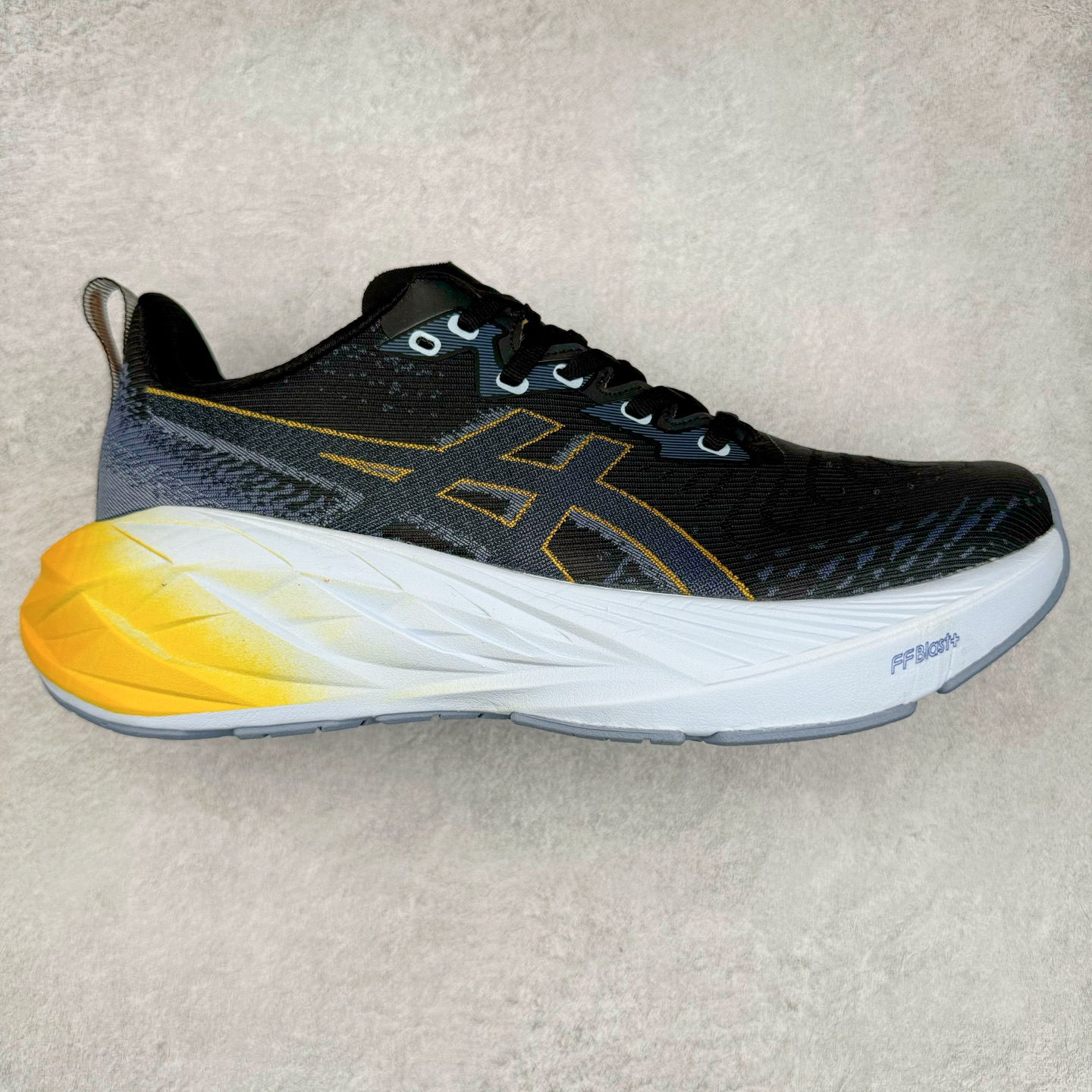 图片[8]-＃特价福利 ASICS NOVABLAST 4 亚瑟士舒适缓震跑鞋 鞋面从NOVABLAST 3的工程网眼升级为一片式轻量编织设计 提升了跑鞋的透气性 并配备结构鞋舌 进一步提升透气性的同时减少鞋舌滑动 从而实现更好的包裹感 后跟结构也是亮点之一 不仅提升了稳定性 还能给跑者提供更强支撑 上脚舒适度非常明显 无论如何跑跳晃动 双脚都被包裹的非常服帖舒适 同时前脚掌有足够空间 中足又很贴合 后跟高度和弧度也都非常舒适 从NOVABLAST 4 采用全新FF BLAST PLUS ECO轻量高能回弹泡棉材料 这是一种超过20%的生物基可再生资源 在带给跑者更舒适体验同时助力减轻环境负担 值得关注的是NOVABLAST 4将成为该系列首款贴有CO2e标签的鞋款 以进一步严格贯彻ASICS亚瑟士的可持续发展理念 大底采用了低密度设计的AHAR LO 更大程度增强鞋款耐磨性 提升使用寿命 外底液采用了全新设计 其灵感来源于植物的斐波那契螺旋叶片图案 独特的几何纹路使新一代鞋款的外观更具标志性 中底和大底设计都是为了让跑者获得更大的能量反馈 更强的回弹性 在跑步过程中轻弹畅跑 看配置就能感受到NOVABLAST 4 的优势 高回弹、高缓震、且耐用的综合长跑训练鞋 尺码：36 37 38 39 39.5 40 40.5 41.5 42 42.5 43.5 44 45-选品中心