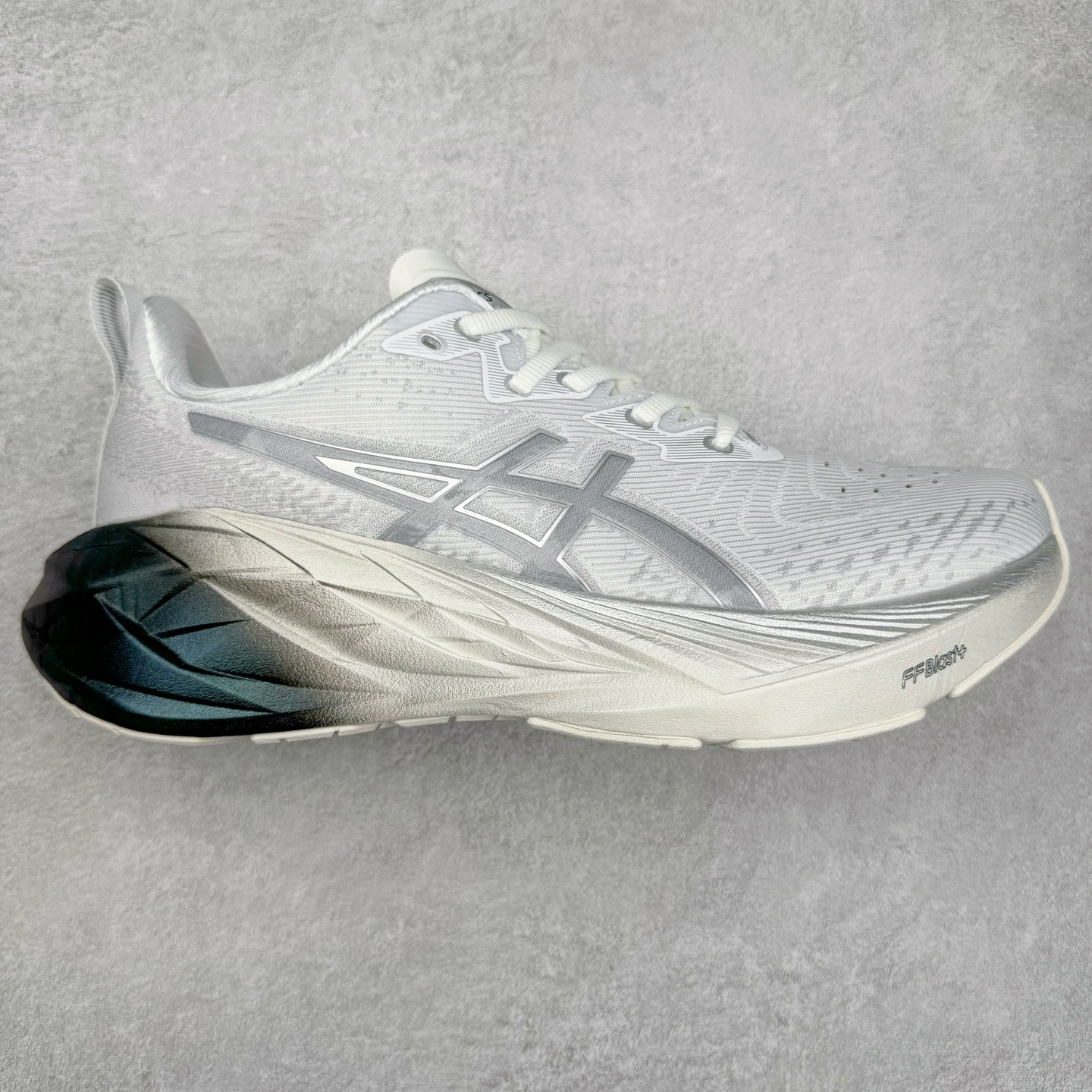 图片[3]-＃特价福利 ASICS NOVABLAST 4 亚瑟士舒适缓震跑鞋 鞋面从NOVABLAST 3的工程网眼升级为一片式轻量编织设计 提升了跑鞋的透气性 并配备结构鞋舌 进一步提升透气性的同时减少鞋舌滑动 从而实现更好的包裹感 后跟结构也是亮点之一 不仅提升了稳定性 还能给跑者提供更强支撑 上脚舒适度非常明显 无论如何跑跳晃动 双脚都被包裹的非常服帖舒适 同时前脚掌有足够空间 中足又很贴合 后跟高度和弧度也都非常舒适 从NOVABLAST 4 采用全新FF BLAST PLUS ECO轻量高能回弹泡棉材料 这是一种超过20%的生物基可再生资源 在带给跑者更舒适体验同时助力减轻环境负担 值得关注的是NOVABLAST 4将成为该系列首款贴有CO2e标签的鞋款 以进一步严格贯彻ASICS亚瑟士的可持续发展理念 大底采用了低密度设计的AHAR LO 更大程度增强鞋款耐磨性 提升使用寿命 外底液采用了全新设计 其灵感来源于植物的斐波那契螺旋叶片图案 独特的几何纹路使新一代鞋款的外观更具标志性 中底和大底设计都是为了让跑者获得更大的能量反馈 更强的回弹性 在跑步过程中轻弹畅跑 看配置就能感受到NOVABLAST 4 的优势 高回弹、高缓震、且耐用的综合长跑训练鞋 尺码：36 37 38 39 39.5 40 40.5 41.5 42 42.5 43.5 44 45-选品中心