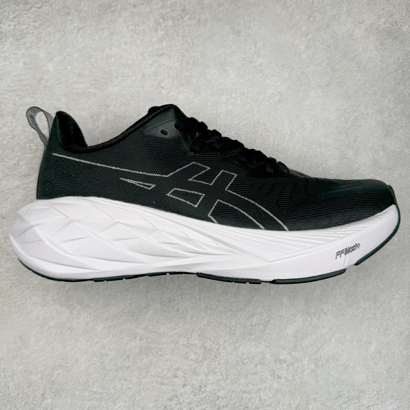 ＃特价福利 ASICS NOVABLAST 4 亚瑟士舒适缓震跑鞋 鞋面从NOVABLAST 3的工程网眼升级为一片式轻量编织设计 提升了跑鞋的透气性 并配备结构鞋舌 进一步提升透气性的同时减少鞋舌滑动 从而实现更好的包裹感 后跟结构也是亮点之一 不仅提升了稳定性 还能给跑者提供更强支撑 上脚舒适度非常明显 无论如何跑跳晃动 双脚都被包裹的非常服帖舒适 同时前脚掌有足够空间 中足又很贴合 后跟高度和弧度也都非常舒适 从NOVABLAST 4 采用全新FF BLAST PLUS ECO轻量高能回弹泡棉材料 这是一种超过20%的生物基可再生资源 在带给跑者更舒适体验同时助力减轻环境负担 值得关注的是NOVABLAST 4将成为该系列首款贴有CO2e标签的鞋款 以进一步严格贯彻ASICS亚瑟士的可持续发展理念 大底采用了低密度设计的AHAR LO 更大程度增强鞋款耐磨性 提升使用寿命 外底液采用了全新设计 其灵感来源于植物的斐波那契螺旋叶片图案 独特的几何纹路使新一代鞋款的外观更具标志性 中底和大底设计都是为了让跑者获得更大的能量反馈 更强的回弹性 在跑步过程中轻弹畅跑 看配置就能感受到NOVABLAST 4 的优势 高回弹、高缓震、且耐用的综合长跑训练鞋 尺码：36 37 38 39 39.5 40 40.5 41.5 42 42.5 43.5 44 45-选品中心