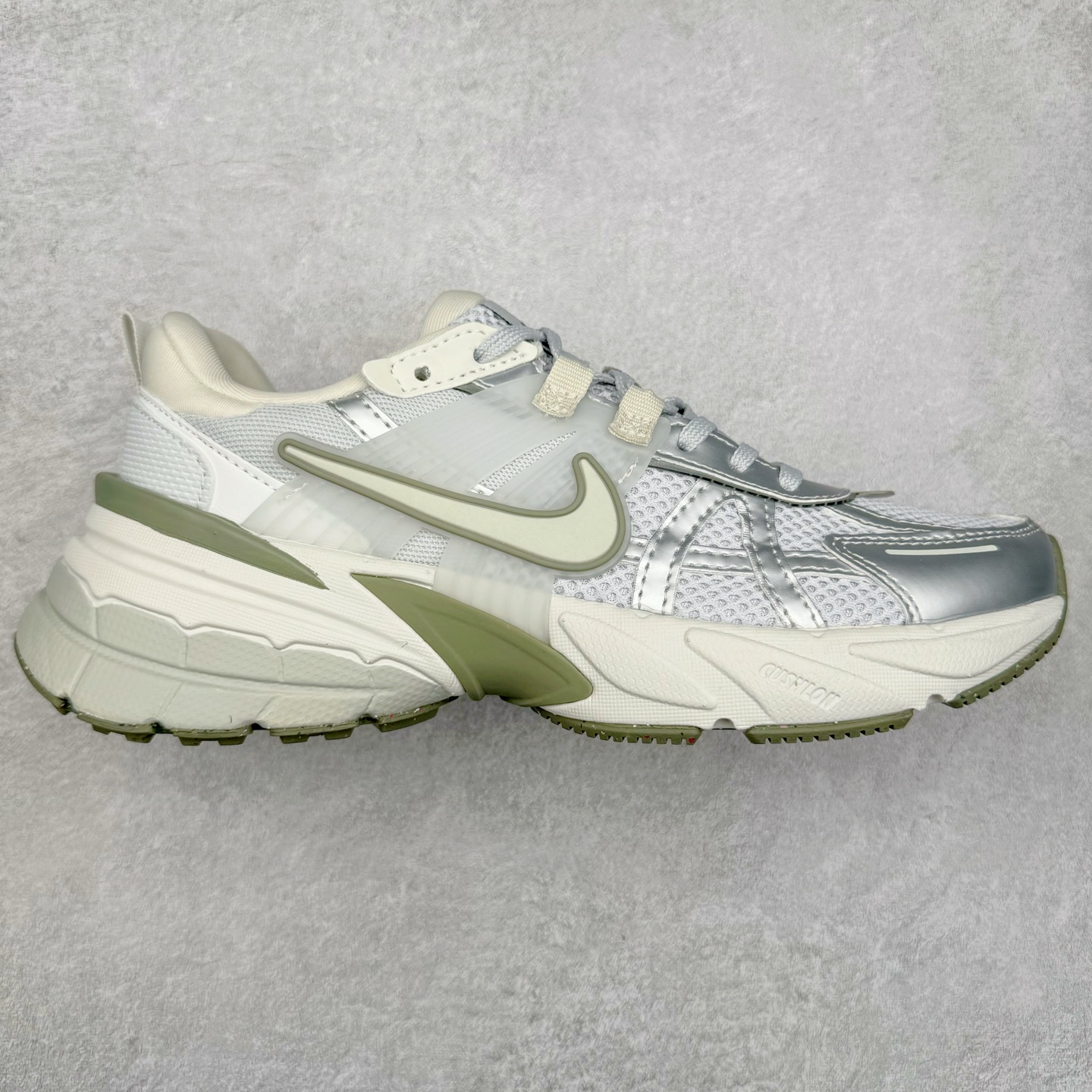 NK V2K Runtekk 减震防滑低帮 复古老爹鞋跑步鞋 FD0736-006 鞋款被命名为 Runtekk 设计上借鉴了 2000 年的跑鞋风格 配色上以金属银为主调 简练又有复古运动气质 材质上使用大面积网眼、皮革、TPU 组成 支撑和透气性肯定不错 中底处由 Cushlon 泡绵打造 保证在压马路时可以提供优秀脚感 并通过一手做旧氧化效果突出复古感 中底造型很容易让大家联想到巴黎世家3XL 增高效果同样不能忽视 尺码：36 36.5 37.5 38 38.5 39 40 40.5 41 42 42.5 43 44 44.5 45-选品中心