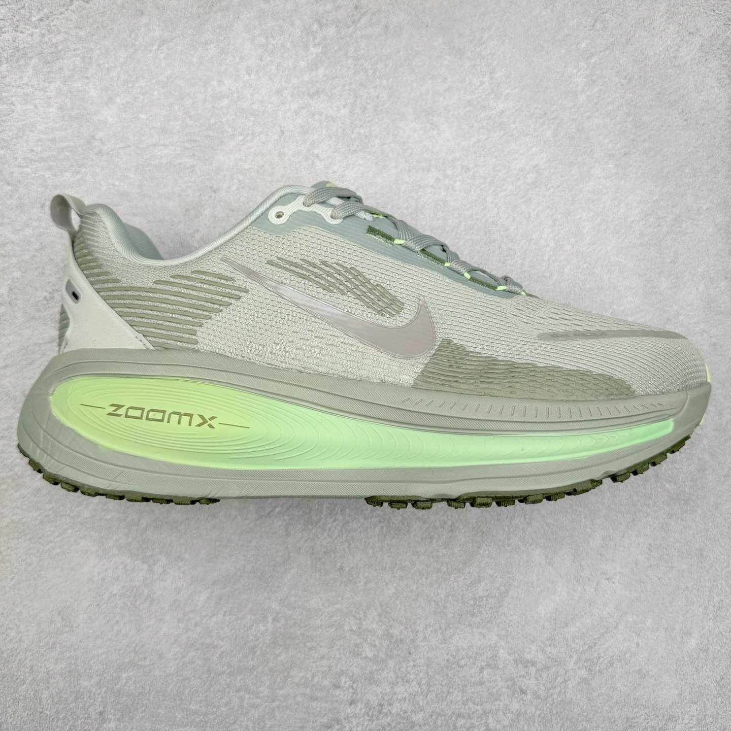 NK Air Zoom Vomero 18 轻便舒适公路跑步鞋 HM6803-002 质感柔软 弹力充沛 助力一路畅跑 乐享不停 厚实泡绵缔造舒适的回弹效果 铸就出色跑步表现 该鞋款轻盈透气 带你步入舒适新境界 疾速刺激感和非凡舒适脚感交织 定能让跑者在迈步间找到渴望已久的跑步乐趣 自如掌控跑步节奏、配速和里程 足底缓震配置赋予双足柔软舒适感受 助你一路畅跑 缓震设计 在双足触地时有助提供舒适脚感 搭载性能出众的 ZoomX 和 Cushlon 泡绵 营造柔软舒适脚感 助你稳稳迈步 基于跑者反馈 简化中底设计 带来出色舒适感 尺码：36 36.5 37.5 38 38.5 39 40 40.5 41 42 42.5 43 44 44.5 45-选品中心