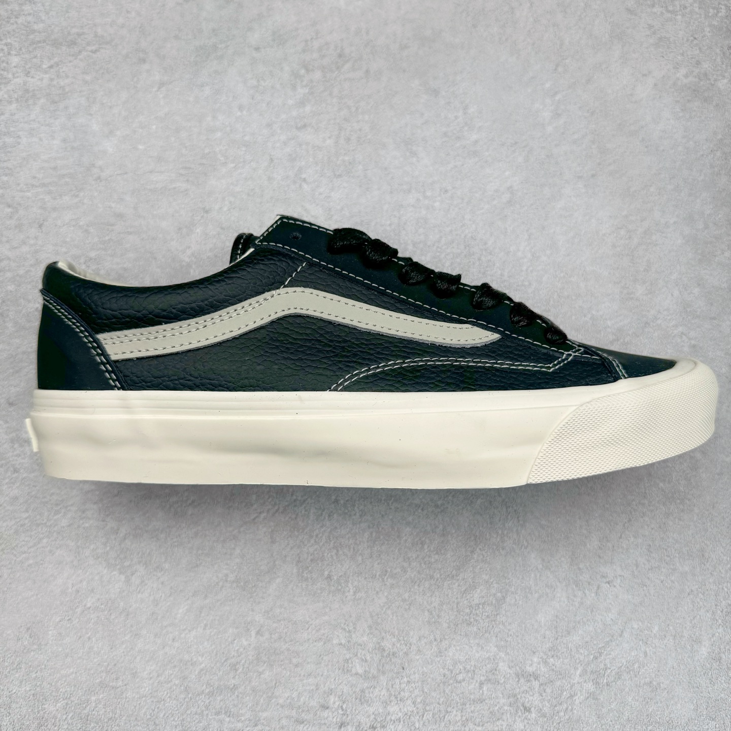 Vans Premium Old Skool 36 范斯官方 高端全皮质复古板鞋 经典Style 36 鞋型增强复古属性 从鞋型和贴合度方面重塑鞋款 全皮压纹材质质感拉满 缓震活动鞋垫使脚感更舒适 易搭配难出错 货号：VN000D57BLK1 尺码：36 36.5 37 38 38.5 39 40 40.5 41 42 42.5 43 44-选品中心