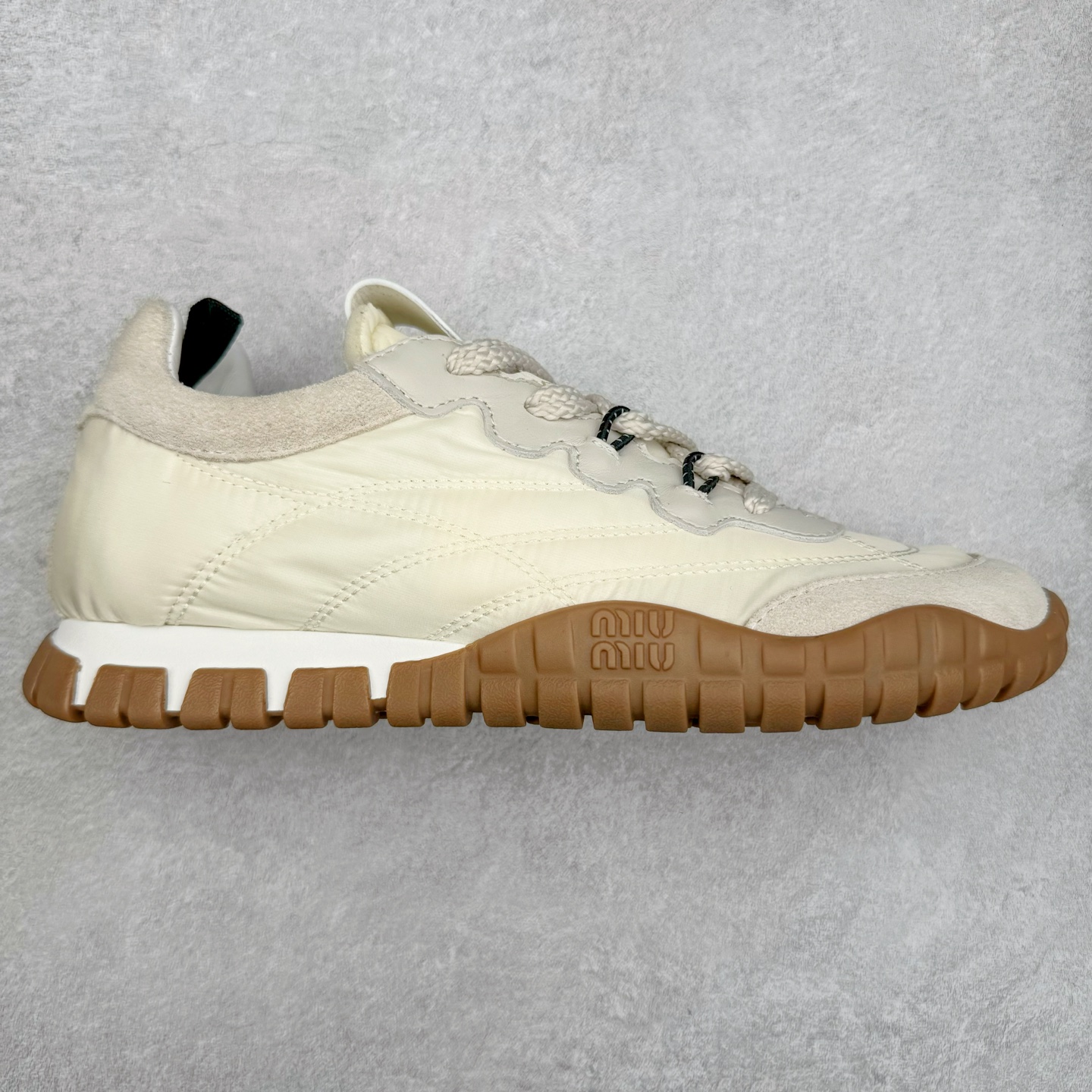 Miumiu 25ss Tyre系列春夏新款 饼干鞋 阿甘鞋休闲运动鞋Miumiu最新爆款 前卫大胆的设计，风格融于此款厚底帆布运动鞋的简约线条，别致徽标饰于鞋舌与背面，点缀复古设计，平添标志性元素！厚底设计定义前卫的现代风格，这款Tyre集优雅气质与运动功能于一身，动感橡胶鞋底柔韧耐磨，令人联想起轮胎花纹，橡胶鞋底除了增加了这双鞋的复古属性外也增加了防滑功能鞋面由科技织物和麂皮制成，融合运动与时尚、功能与优雅，表达了Miu Miu的核心精神 尺码：35-40-选品中心