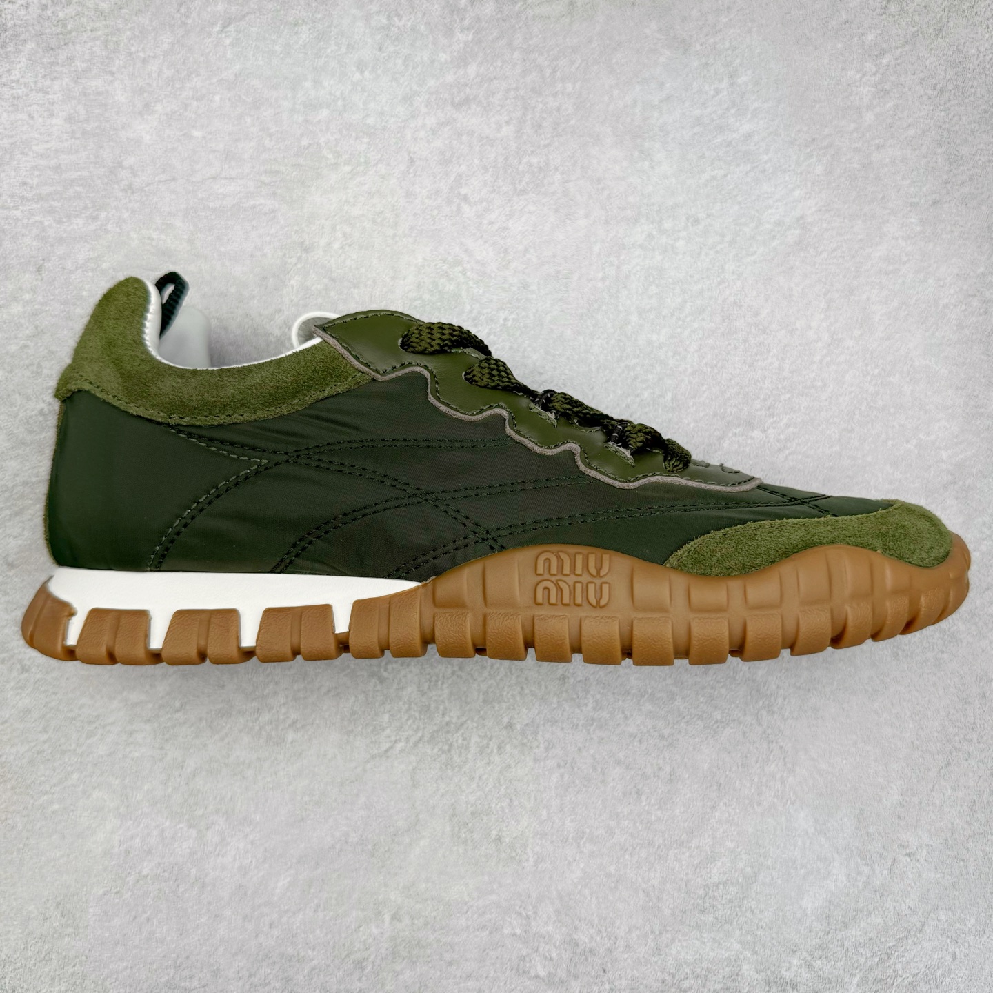 Miumiu 25ss Tyre系列春夏新款 饼干鞋 阿甘鞋休闲运动鞋Miumiu最新爆款 前卫大胆的设计，风格融于此款厚底帆布运动鞋的简约线条，别致徽标饰于鞋舌与背面，点缀复古设计，平添标志性元素！厚底设计定义前卫的现代风格，这款Tyre集优雅气质与运动功能于一身，动感橡胶鞋底柔韧耐磨，令人联想起轮胎花纹，橡胶鞋底除了增加了这双鞋的复古属性外也增加了防滑功能鞋面由科技织物和麂皮制成，融合运动与时尚、功能与优雅，表达了Miu Miu的核心精神 尺码：35-40-选品中心