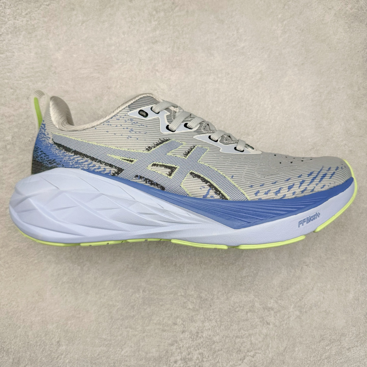 图片[11]-＃特价福利 ASICS NOVABLAST 4 亚瑟士舒适缓震跑鞋 鞋面从NOVABLAST 3的工程网眼升级为一片式轻量编织设计 提升了跑鞋的透气性 并配备结构鞋舌 进一步提升透气性的同时减少鞋舌滑动 从而实现更好的包裹感 后跟结构也是亮点之一 不仅提升了稳定性 还能给跑者提供更强支撑 上脚舒适度非常明显 无论如何跑跳晃动 双脚都被包裹的非常服帖舒适 同时前脚掌有足够空间 中足又很贴合 后跟高度和弧度也都非常舒适 从NOVABLAST 4 采用全新FF BLAST PLUS ECO轻量高能回弹泡棉材料 这是一种超过20%的生物基可再生资源 在带给跑者更舒适体验同时助力减轻环境负担 值得关注的是NOVABLAST 4将成为该系列首款贴有CO2e标签的鞋款 以进一步严格贯彻ASICS亚瑟士的可持续发展理念 大底采用了低密度设计的AHAR LO 更大程度增强鞋款耐磨性 提升使用寿命 外底液采用了全新设计 其灵感来源于植物的斐波那契螺旋叶片图案 独特的几何纹路使新一代鞋款的外观更具标志性 中底和大底设计都是为了让跑者获得更大的能量反馈 更强的回弹性 在跑步过程中轻弹畅跑 看配置就能感受到NOVABLAST 4 的优势 高回弹、高缓震、且耐用的综合长跑训练鞋 尺码：36 37 38 39 39.5 40 40.5 41.5 42 42.5 43.5 44 45-选品中心