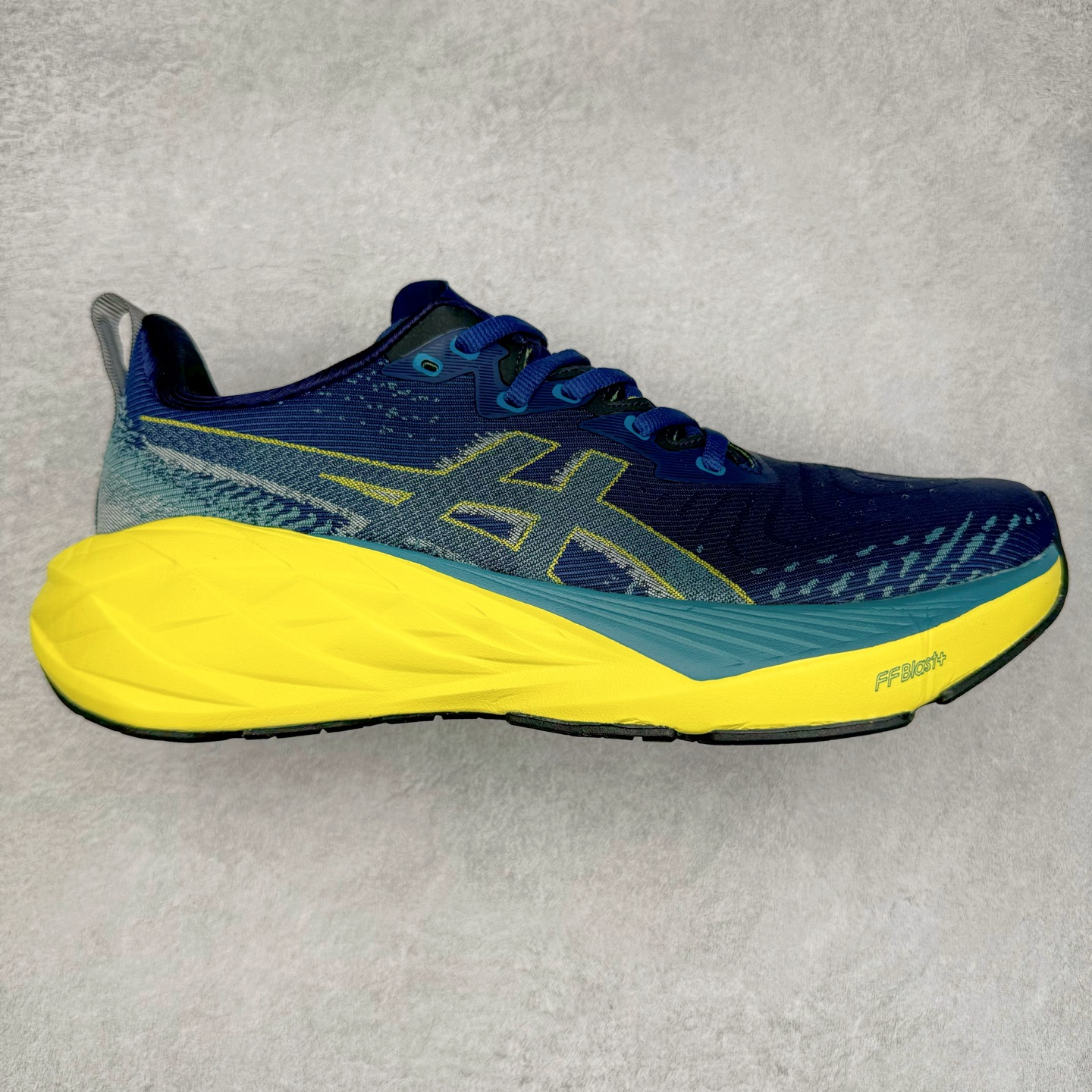 图片[5]-＃特价福利 ASICS NOVABLAST 4 亚瑟士舒适缓震跑鞋 鞋面从NOVABLAST 3的工程网眼升级为一片式轻量编织设计 提升了跑鞋的透气性 并配备结构鞋舌 进一步提升透气性的同时减少鞋舌滑动 从而实现更好的包裹感 后跟结构也是亮点之一 不仅提升了稳定性 还能给跑者提供更强支撑 上脚舒适度非常明显 无论如何跑跳晃动 双脚都被包裹的非常服帖舒适 同时前脚掌有足够空间 中足又很贴合 后跟高度和弧度也都非常舒适 从NOVABLAST 4 采用全新FF BLAST PLUS ECO轻量高能回弹泡棉材料 这是一种超过20%的生物基可再生资源 在带给跑者更舒适体验同时助力减轻环境负担 值得关注的是NOVABLAST 4将成为该系列首款贴有CO2e标签的鞋款 以进一步严格贯彻ASICS亚瑟士的可持续发展理念 大底采用了低密度设计的AHAR LO 更大程度增强鞋款耐磨性 提升使用寿命 外底液采用了全新设计 其灵感来源于植物的斐波那契螺旋叶片图案 独特的几何纹路使新一代鞋款的外观更具标志性 中底和大底设计都是为了让跑者获得更大的能量反馈 更强的回弹性 在跑步过程中轻弹畅跑 看配置就能感受到NOVABLAST 4 的优势 高回弹、高缓震、且耐用的综合长跑训练鞋 尺码：36 37 38 39 39.5 40 40.5 41.5 42 42.5 43.5 44 45-选品中心