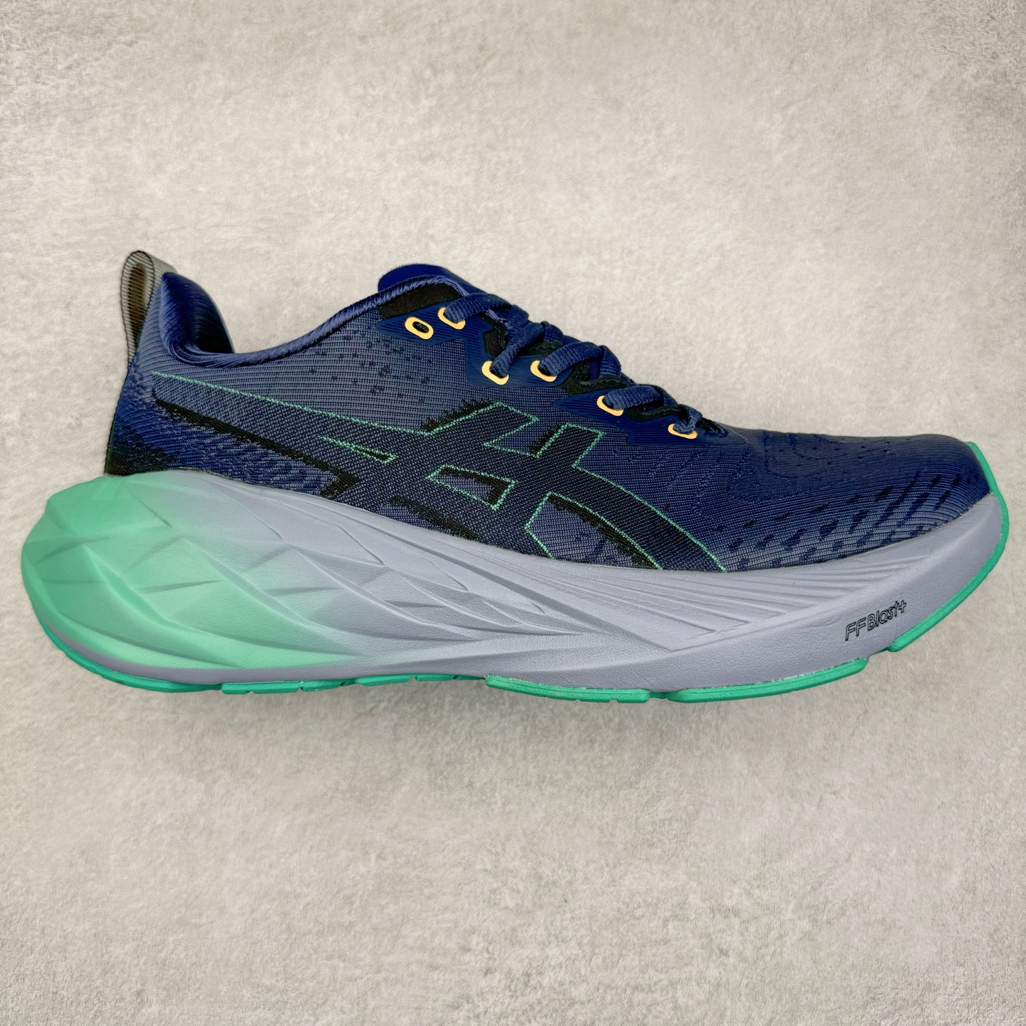 图片[4]-＃特价福利 ASICS NOVABLAST 4 亚瑟士舒适缓震跑鞋 鞋面从NOVABLAST 3的工程网眼升级为一片式轻量编织设计 提升了跑鞋的透气性 并配备结构鞋舌 进一步提升透气性的同时减少鞋舌滑动 从而实现更好的包裹感 后跟结构也是亮点之一 不仅提升了稳定性 还能给跑者提供更强支撑 上脚舒适度非常明显 无论如何跑跳晃动 双脚都被包裹的非常服帖舒适 同时前脚掌有足够空间 中足又很贴合 后跟高度和弧度也都非常舒适 从NOVABLAST 4 采用全新FF BLAST PLUS ECO轻量高能回弹泡棉材料 这是一种超过20%的生物基可再生资源 在带给跑者更舒适体验同时助力减轻环境负担 值得关注的是NOVABLAST 4将成为该系列首款贴有CO2e标签的鞋款 以进一步严格贯彻ASICS亚瑟士的可持续发展理念 大底采用了低密度设计的AHAR LO 更大程度增强鞋款耐磨性 提升使用寿命 外底液采用了全新设计 其灵感来源于植物的斐波那契螺旋叶片图案 独特的几何纹路使新一代鞋款的外观更具标志性 中底和大底设计都是为了让跑者获得更大的能量反馈 更强的回弹性 在跑步过程中轻弹畅跑 看配置就能感受到NOVABLAST 4 的优势 高回弹、高缓震、且耐用的综合长跑训练鞋 尺码：36 37 38 39 39.5 40 40.5 41.5 42 42.5 43.5 44 45-选品中心