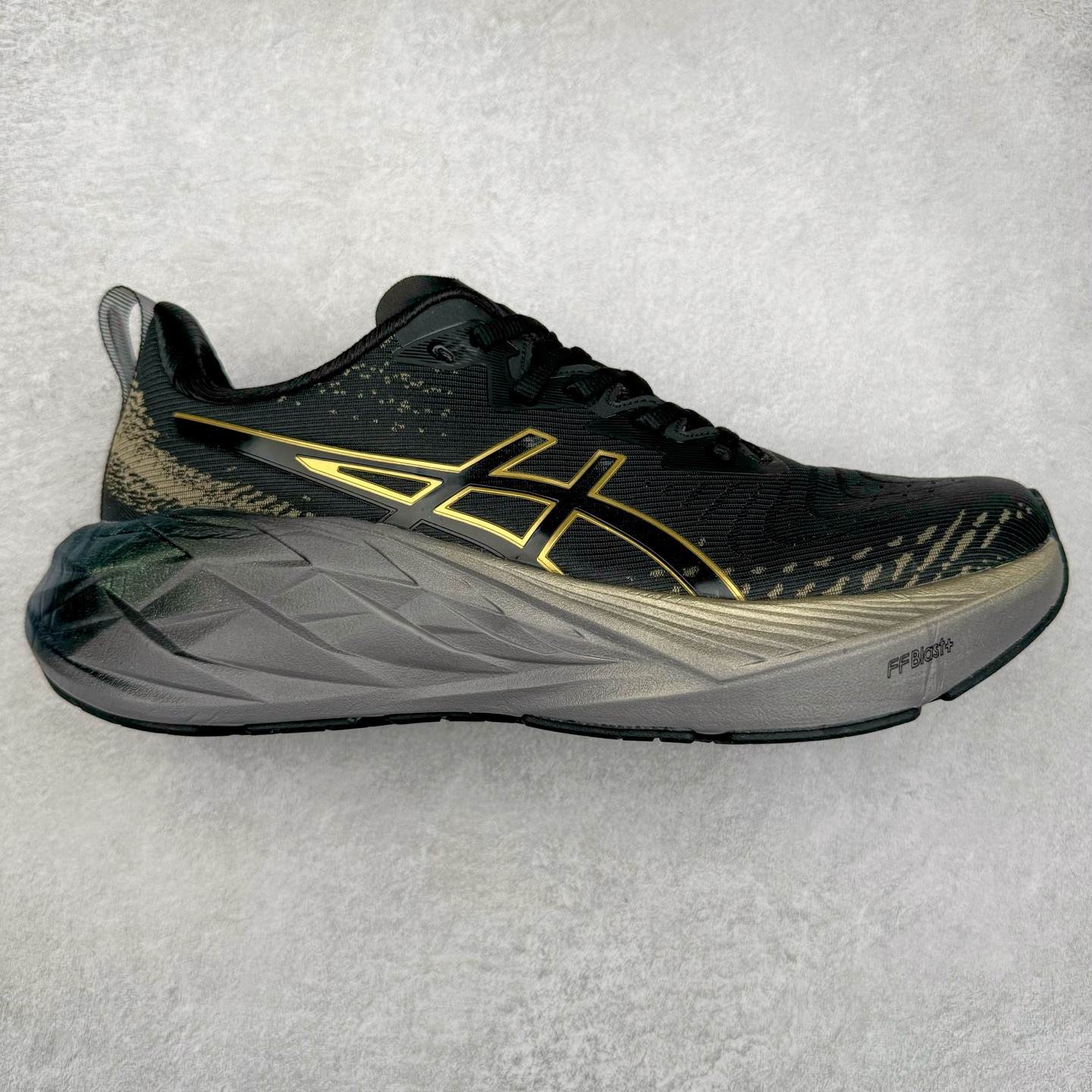 图片[10]-＃特价福利 ASICS NOVABLAST 4 亚瑟士舒适缓震跑鞋 鞋面从NOVABLAST 3的工程网眼升级为一片式轻量编织设计 提升了跑鞋的透气性 并配备结构鞋舌 进一步提升透气性的同时减少鞋舌滑动 从而实现更好的包裹感 后跟结构也是亮点之一 不仅提升了稳定性 还能给跑者提供更强支撑 上脚舒适度非常明显 无论如何跑跳晃动 双脚都被包裹的非常服帖舒适 同时前脚掌有足够空间 中足又很贴合 后跟高度和弧度也都非常舒适 从NOVABLAST 4 采用全新FF BLAST PLUS ECO轻量高能回弹泡棉材料 这是一种超过20%的生物基可再生资源 在带给跑者更舒适体验同时助力减轻环境负担 值得关注的是NOVABLAST 4将成为该系列首款贴有CO2e标签的鞋款 以进一步严格贯彻ASICS亚瑟士的可持续发展理念 大底采用了低密度设计的AHAR LO 更大程度增强鞋款耐磨性 提升使用寿命 外底液采用了全新设计 其灵感来源于植物的斐波那契螺旋叶片图案 独特的几何纹路使新一代鞋款的外观更具标志性 中底和大底设计都是为了让跑者获得更大的能量反馈 更强的回弹性 在跑步过程中轻弹畅跑 看配置就能感受到NOVABLAST 4 的优势 高回弹、高缓震、且耐用的综合长跑训练鞋 尺码：36 37 38 39 39.5 40 40.5 41.5 42 42.5 43.5 44 45-选品中心