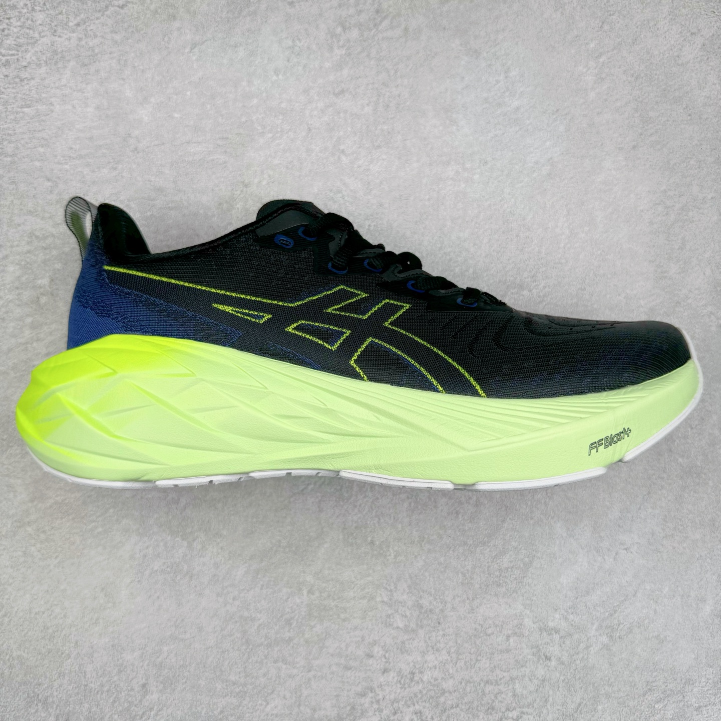 图片[12]-＃特价福利 ASICS NOVABLAST 4 亚瑟士舒适缓震跑鞋 鞋面从NOVABLAST 3的工程网眼升级为一片式轻量编织设计 提升了跑鞋的透气性 并配备结构鞋舌 进一步提升透气性的同时减少鞋舌滑动 从而实现更好的包裹感 后跟结构也是亮点之一 不仅提升了稳定性 还能给跑者提供更强支撑 上脚舒适度非常明显 无论如何跑跳晃动 双脚都被包裹的非常服帖舒适 同时前脚掌有足够空间 中足又很贴合 后跟高度和弧度也都非常舒适 从NOVABLAST 4 采用全新FF BLAST PLUS ECO轻量高能回弹泡棉材料 这是一种超过20%的生物基可再生资源 在带给跑者更舒适体验同时助力减轻环境负担 值得关注的是NOVABLAST 4将成为该系列首款贴有CO2e标签的鞋款 以进一步严格贯彻ASICS亚瑟士的可持续发展理念 大底采用了低密度设计的AHAR LO 更大程度增强鞋款耐磨性 提升使用寿命 外底液采用了全新设计 其灵感来源于植物的斐波那契螺旋叶片图案 独特的几何纹路使新一代鞋款的外观更具标志性 中底和大底设计都是为了让跑者获得更大的能量反馈 更强的回弹性 在跑步过程中轻弹畅跑 看配置就能感受到NOVABLAST 4 的优势 高回弹、高缓震、且耐用的综合长跑训练鞋 尺码：36 37 38 39 39.5 40 40.5 41.5 42 42.5 43.5 44 45-选品中心