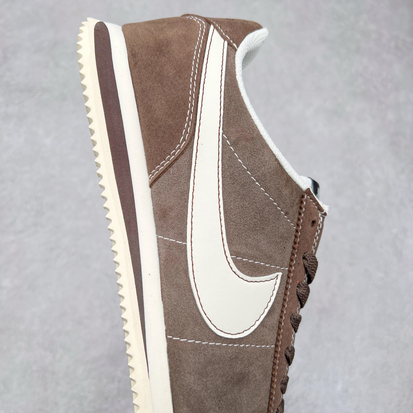 图片[6]-NK Classic Cortez Leather 阿甘复古初代皮革慢跑鞋 实体平台指令订单 全套原纸板楦头开发 原厂数据大底磨具 一比一鞋头弧度高度鞋身弧度 细节品控鞋型随意对比 正确烫金高频细节 公司级标准检验QC 区分市面一切版本 完美复刻阿甘复古鞋型 尺码：35.5 36 36.5 37.5 38 38.5 39 40 40.5 41 42 42.5 43 44 45-选品中心