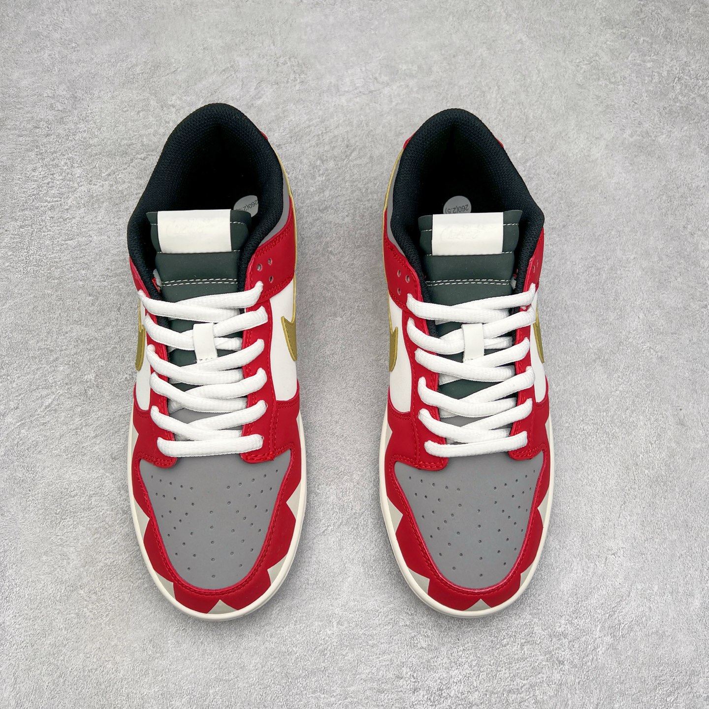 图片[2]-NK Dunk Low 定制配色 ZZ1998-001 大厂出品 极力推荐 原装头层材料 独家版型蒸餾加工帶來的是更好的视觉和脚感体验大厂纯原品质出货 清洁度 电绣工艺 皮料切割干净无任何毛边 细节完美 尺码：36 36.5 37.5 38 38.5 39 40 40.5 41 42 42.5 43 44 44.5 45-选品中心