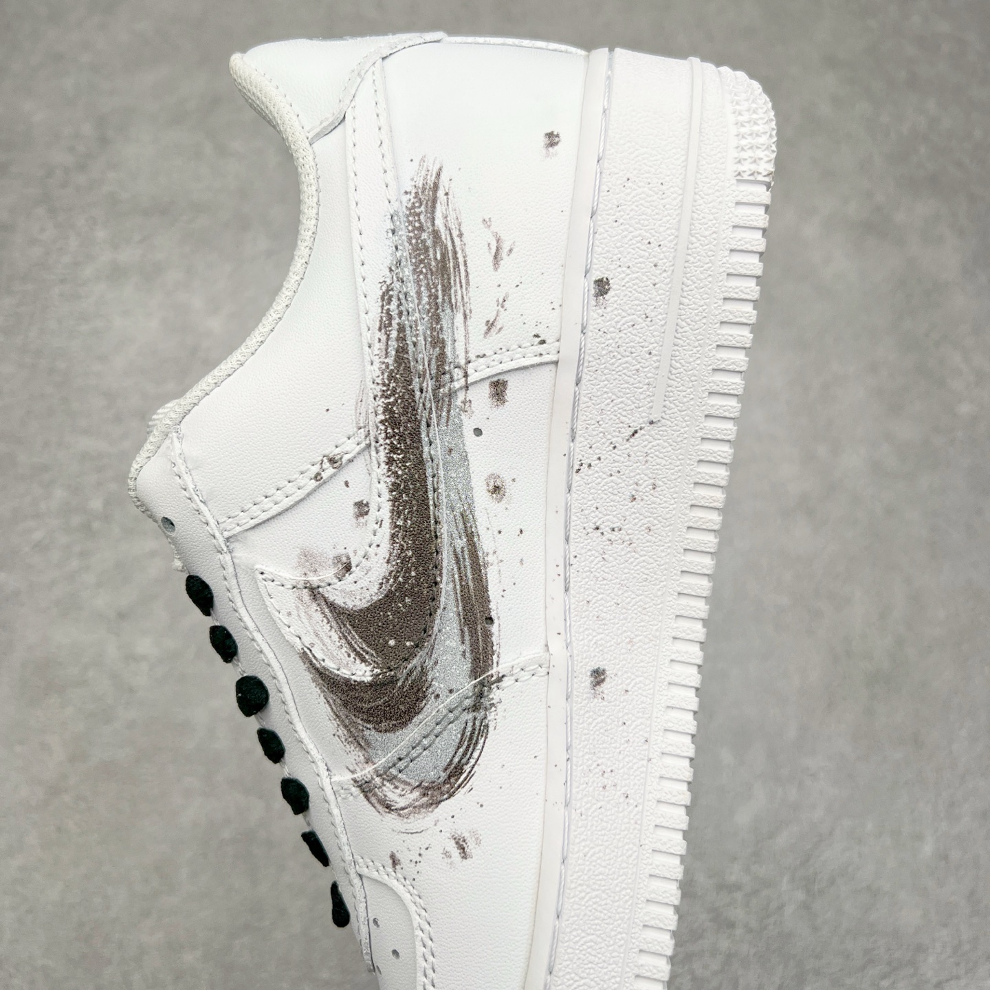 图片[7]-NK Air Force 1´07 Low 空军一号低帮百搭休闲运动板鞋 ZH0316-062 柔软、弹性十足的缓震性能和出色的中底设计 横跨复古与现代的外型结合 造就出风靡全球 三十多年的Force 1 直到今天还深受青睐 尺码：36 36.5 37.5 38 38.5 39 40 40.5 41 42 42.5 43 44 44.5 45-选品中心