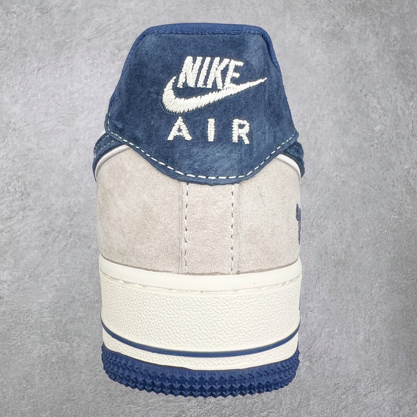 图片[8]-NK Air Force 1´07 Low 空军一号低帮百搭休闲运动板鞋 KK1988-053 柔软、弹性十足的缓震性能和出色的中底设计 横跨复古与现代的外型结合 造就出风靡全球 三十多年的Force 1 直到今天还深受青睐 尺码：36 36.5 37.5 38 38.5 39 40 40.5 41 42 42.5 43 44 44.5 45-选品中心