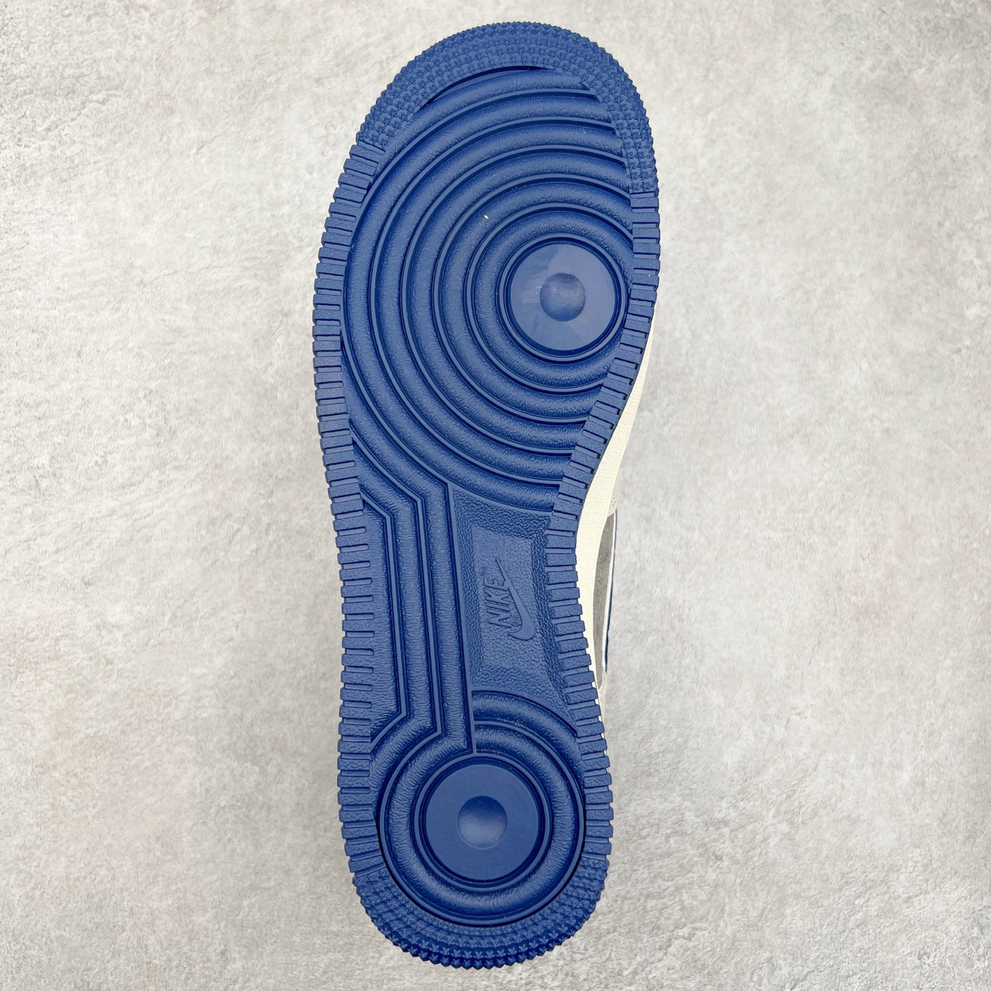 图片[9]-NK Air Force 1´07 Low 空军一号低帮百搭休闲运动板鞋 KK1988-053 柔软、弹性十足的缓震性能和出色的中底设计 横跨复古与现代的外型结合 造就出风靡全球 三十多年的Force 1 直到今天还深受青睐 尺码：36 36.5 37.5 38 38.5 39 40 40.5 41 42 42.5 43 44 44.5 45-选品中心