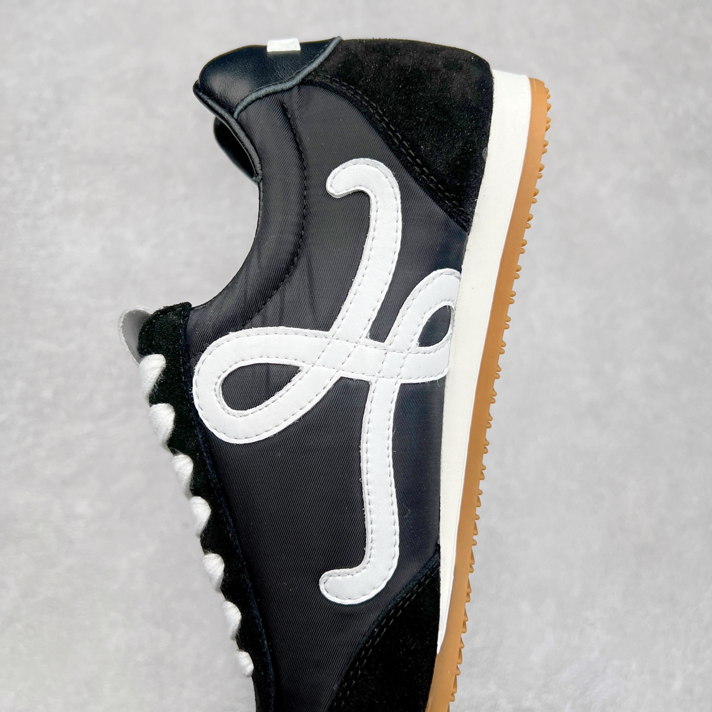 图片[7]-罗意威LOEWE 2025 | Ballet Runner2.0 新款芭蕾舞鞋 超级棒 不对称鞋头造型，作为LOEWE的标志性设计 超柔软，轻便且灵活的鞋底，新的波浪纹理橡胶外底，延伸至鞋头，升级的柔软皮革内衬和鞋床，提供最大舒适感，后跟有3D注塑橡胶徽标，真皮和皮料混搭彰显复古风格 内增高拼色德训鞋 阿甘鞋 小白鞋 拼色拼接鞋面 非常高级隐藏式小内增高 脚后跟设计新颖 柔软舒适 会被评为年度最舒适的暴走鞋 如履平地 原版细节 鞋面由进口麂皮 牛皮 原版布拼接 牛皮垫脚 原版定制磨具组合大底 原盒包装 内娱明星杨幂等众多同款上脚 小红书 一系列素材图 极具爆款。 尺码 35 36 37 38 39 40-选品中心