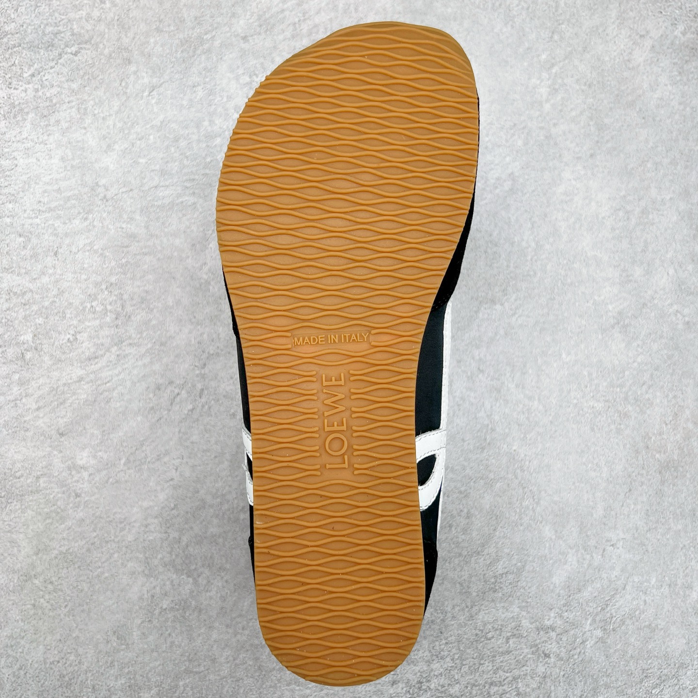 图片[9]-罗意威LOEWE 2025 | Ballet Runner2.0 新款芭蕾舞鞋 超级棒 不对称鞋头造型，作为LOEWE的标志性设计 超柔软，轻便且灵活的鞋底，新的波浪纹理橡胶外底，延伸至鞋头，升级的柔软皮革内衬和鞋床，提供最大舒适感，后跟有3D注塑橡胶徽标，真皮和皮料混搭彰显复古风格 内增高拼色德训鞋 阿甘鞋 小白鞋 拼色拼接鞋面 非常高级隐藏式小内增高 脚后跟设计新颖 柔软舒适 会被评为年度最舒适的暴走鞋 如履平地 原版细节 鞋面由进口麂皮 牛皮 原版布拼接 牛皮垫脚 原版定制磨具组合大底 原盒包装 内娱明星杨幂等众多同款上脚 小红书 一系列素材图 极具爆款。 尺码 35 36 37 38 39 40-选品中心