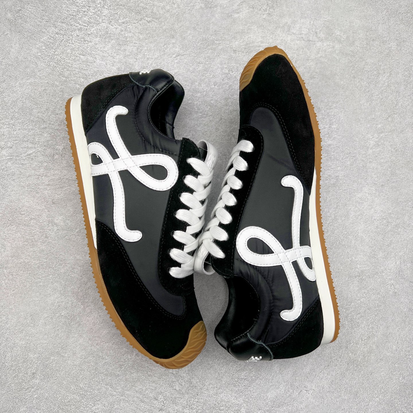 图片[3]-罗意威LOEWE 2025 | Ballet Runner2.0 新款芭蕾舞鞋 超级棒 不对称鞋头造型，作为LOEWE的标志性设计 超柔软，轻便且灵活的鞋底，新的波浪纹理橡胶外底，延伸至鞋头，升级的柔软皮革内衬和鞋床，提供最大舒适感，后跟有3D注塑橡胶徽标，真皮和皮料混搭彰显复古风格 内增高拼色德训鞋 阿甘鞋 小白鞋 拼色拼接鞋面 非常高级隐藏式小内增高 脚后跟设计新颖 柔软舒适 会被评为年度最舒适的暴走鞋 如履平地 原版细节 鞋面由进口麂皮 牛皮 原版布拼接 牛皮垫脚 原版定制磨具组合大底 原盒包装 内娱明星杨幂等众多同款上脚 小红书 一系列素材图 极具爆款。 尺码 35 36 37 38 39 40-选品中心