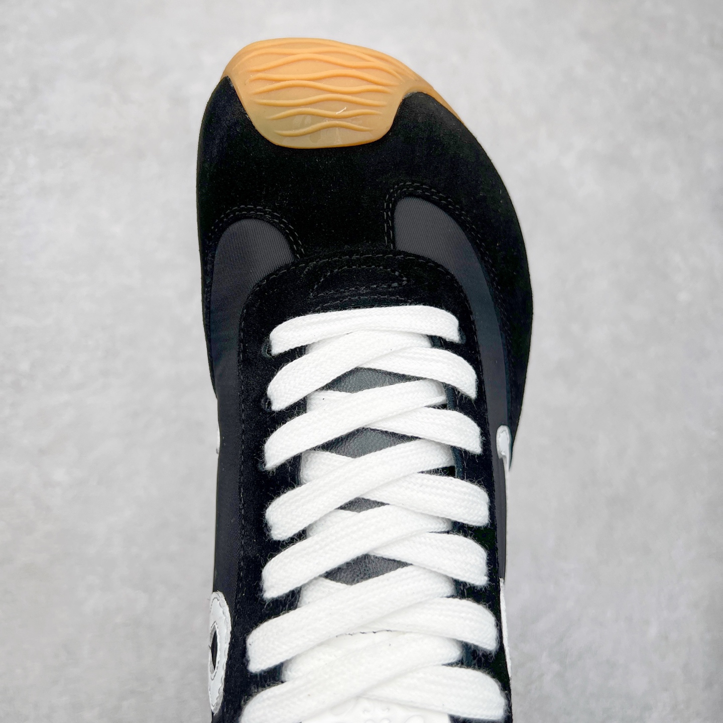 图片[4]-罗意威LOEWE 2025 | Ballet Runner2.0 新款芭蕾舞鞋 超级棒 不对称鞋头造型，作为LOEWE的标志性设计 超柔软，轻便且灵活的鞋底，新的波浪纹理橡胶外底，延伸至鞋头，升级的柔软皮革内衬和鞋床，提供最大舒适感，后跟有3D注塑橡胶徽标，真皮和皮料混搭彰显复古风格 内增高拼色德训鞋 阿甘鞋 小白鞋 拼色拼接鞋面 非常高级隐藏式小内增高 脚后跟设计新颖 柔软舒适 会被评为年度最舒适的暴走鞋 如履平地 原版细节 鞋面由进口麂皮 牛皮 原版布拼接 牛皮垫脚 原版定制磨具组合大底 原盒包装 内娱明星杨幂等众多同款上脚 小红书 一系列素材图 极具爆款。 尺码 35 36 37 38 39 40-选品中心