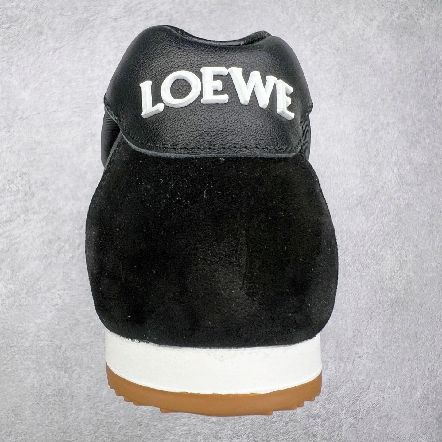 图片[8]-罗意威LOEWE 2025 | Ballet Runner2.0 新款芭蕾舞鞋 超级棒 不对称鞋头造型，作为LOEWE的标志性设计 超柔软，轻便且灵活的鞋底，新的波浪纹理橡胶外底，延伸至鞋头，升级的柔软皮革内衬和鞋床，提供最大舒适感，后跟有3D注塑橡胶徽标，真皮和皮料混搭彰显复古风格 内增高拼色德训鞋 阿甘鞋 小白鞋 拼色拼接鞋面 非常高级隐藏式小内增高 脚后跟设计新颖 柔软舒适 会被评为年度最舒适的暴走鞋 如履平地 原版细节 鞋面由进口麂皮 牛皮 原版布拼接 牛皮垫脚 原版定制磨具组合大底 原盒包装 内娱明星杨幂等众多同款上脚 小红书 一系列素材图 极具爆款。 尺码 35 36 37 38 39 40-选品中心