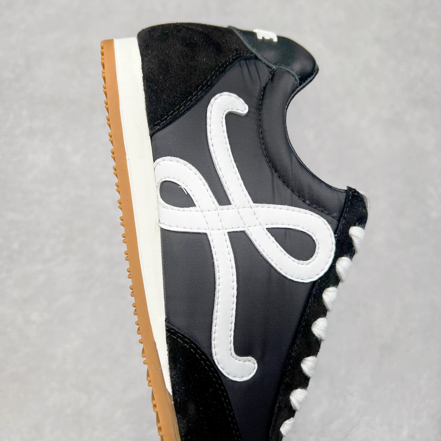 图片[6]-罗意威LOEWE 2025 | Ballet Runner2.0 新款芭蕾舞鞋 超级棒 不对称鞋头造型，作为LOEWE的标志性设计 超柔软，轻便且灵活的鞋底，新的波浪纹理橡胶外底，延伸至鞋头，升级的柔软皮革内衬和鞋床，提供最大舒适感，后跟有3D注塑橡胶徽标，真皮和皮料混搭彰显复古风格 内增高拼色德训鞋 阿甘鞋 小白鞋 拼色拼接鞋面 非常高级隐藏式小内增高 脚后跟设计新颖 柔软舒适 会被评为年度最舒适的暴走鞋 如履平地 原版细节 鞋面由进口麂皮 牛皮 原版布拼接 牛皮垫脚 原版定制磨具组合大底 原盒包装 内娱明星杨幂等众多同款上脚 小红书 一系列素材图 极具爆款。 尺码 35 36 37 38 39 40-选品中心