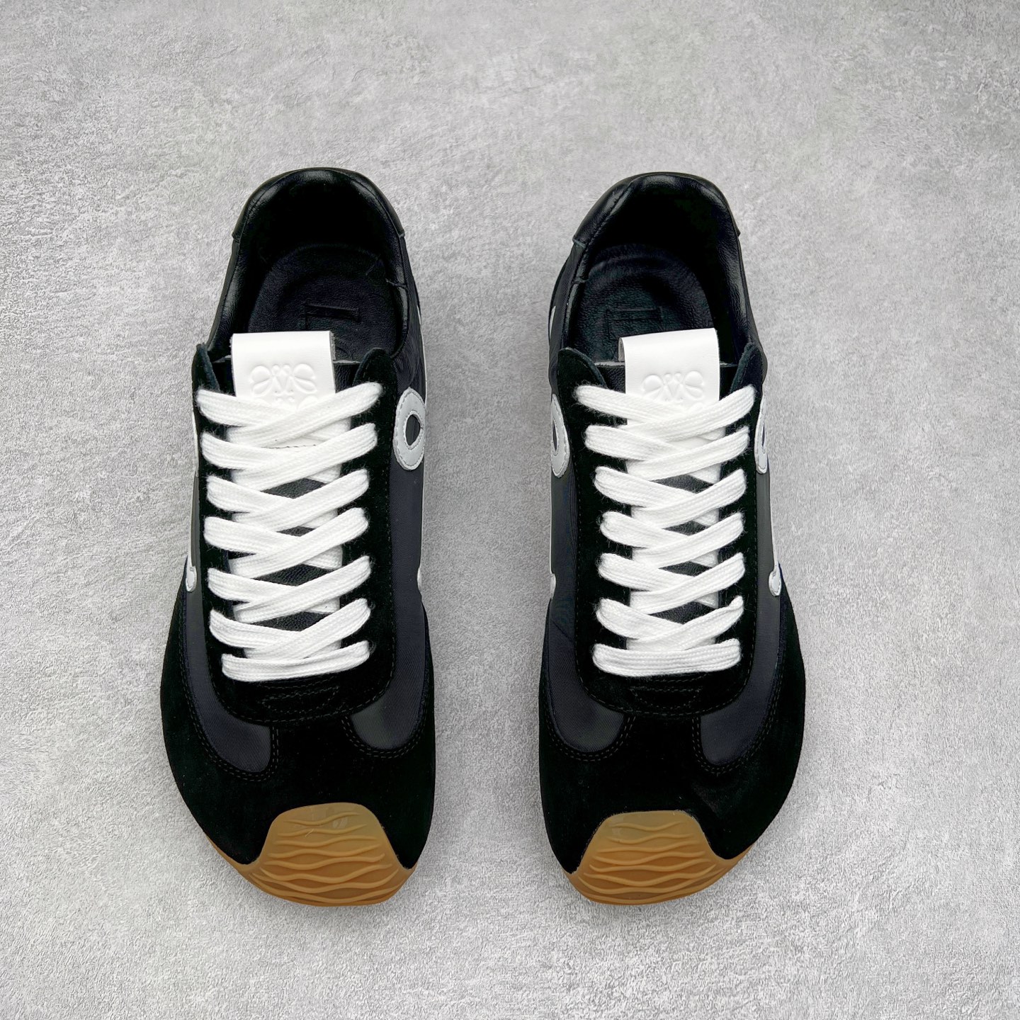 图片[2]-罗意威LOEWE 2025 | Ballet Runner2.0 新款芭蕾舞鞋 超级棒 不对称鞋头造型，作为LOEWE的标志性设计 超柔软，轻便且灵活的鞋底，新的波浪纹理橡胶外底，延伸至鞋头，升级的柔软皮革内衬和鞋床，提供最大舒适感，后跟有3D注塑橡胶徽标，真皮和皮料混搭彰显复古风格 内增高拼色德训鞋 阿甘鞋 小白鞋 拼色拼接鞋面 非常高级隐藏式小内增高 脚后跟设计新颖 柔软舒适 会被评为年度最舒适的暴走鞋 如履平地 原版细节 鞋面由进口麂皮 牛皮 原版布拼接 牛皮垫脚 原版定制磨具组合大底 原盒包装 内娱明星杨幂等众多同款上脚 小红书 一系列素材图 极具爆款。 尺码 35 36 37 38 39 40-选品中心