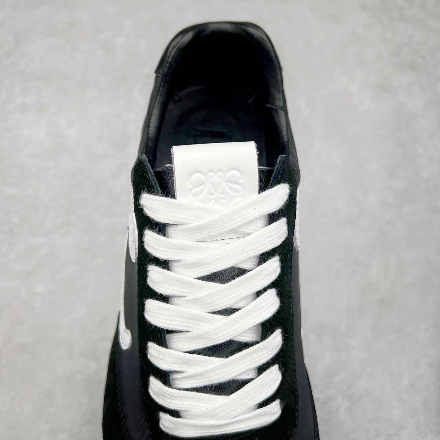 图片[5]-罗意威LOEWE 2025 | Ballet Runner2.0 新款芭蕾舞鞋 超级棒 不对称鞋头造型，作为LOEWE的标志性设计 超柔软，轻便且灵活的鞋底，新的波浪纹理橡胶外底，延伸至鞋头，升级的柔软皮革内衬和鞋床，提供最大舒适感，后跟有3D注塑橡胶徽标，真皮和皮料混搭彰显复古风格 内增高拼色德训鞋 阿甘鞋 小白鞋 拼色拼接鞋面 非常高级隐藏式小内增高 脚后跟设计新颖 柔软舒适 会被评为年度最舒适的暴走鞋 如履平地 原版细节 鞋面由进口麂皮 牛皮 原版布拼接 牛皮垫脚 原版定制磨具组合大底 原盒包装 内娱明星杨幂等众多同款上脚 小红书 一系列素材图 极具爆款。 尺码 35 36 37 38 39 40-选品中心