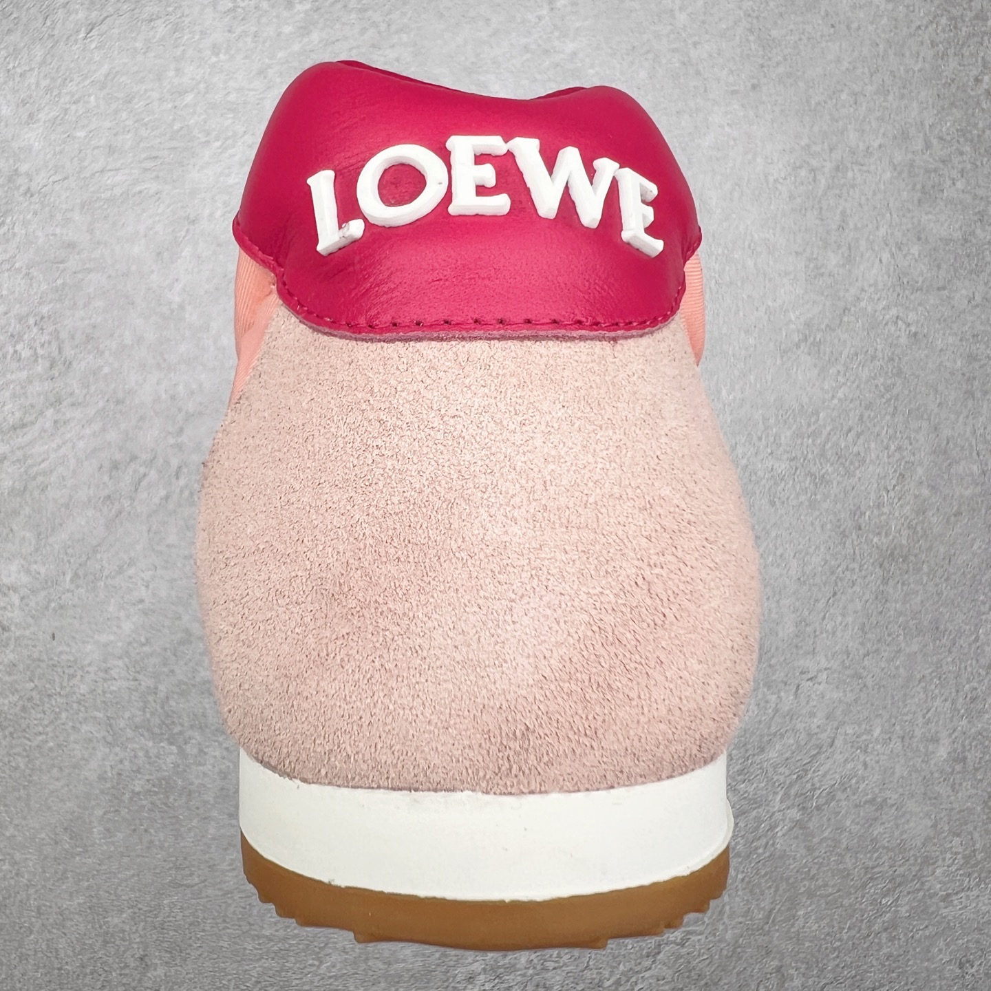 图片[8]-罗意威LOEWE 2025 | Ballet Runner2.0 新款芭蕾舞鞋 超级棒 不对称鞋头造型，作为LOEWE的标志性设计 超柔软，轻便且灵活的鞋底，新的波浪纹理橡胶外底，延伸至鞋头，升级的柔软皮革内衬和鞋床，提供最大舒适感，后跟有3D注塑橡胶徽标，真皮和皮料混搭彰显复古风格 内增高拼色德训鞋 阿甘鞋 小白鞋 拼色拼接鞋面 非常高级隐藏式小内增高 脚后跟设计新颖 柔软舒适 会被评为年度最舒适的暴走鞋 如履平地 原版细节 鞋面由进口麂皮 牛皮 原版布拼接 牛皮垫脚 原版定制磨具组合大底 原盒包装 内娱明星杨幂等众多同款上脚 小红书 一系列素材图 极具爆款。 尺码 35 36 37 38 39 40-选品中心