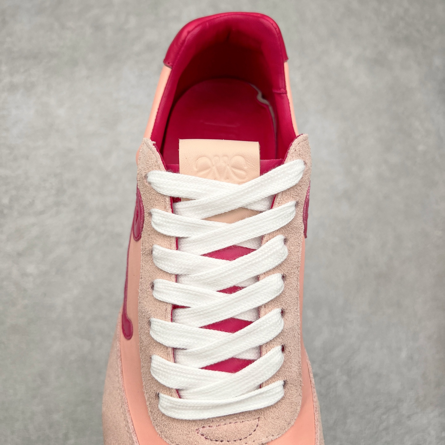 图片[5]-罗意威LOEWE 2025 | Ballet Runner2.0 新款芭蕾舞鞋 超级棒 不对称鞋头造型，作为LOEWE的标志性设计 超柔软，轻便且灵活的鞋底，新的波浪纹理橡胶外底，延伸至鞋头，升级的柔软皮革内衬和鞋床，提供最大舒适感，后跟有3D注塑橡胶徽标，真皮和皮料混搭彰显复古风格 内增高拼色德训鞋 阿甘鞋 小白鞋 拼色拼接鞋面 非常高级隐藏式小内增高 脚后跟设计新颖 柔软舒适 会被评为年度最舒适的暴走鞋 如履平地 原版细节 鞋面由进口麂皮 牛皮 原版布拼接 牛皮垫脚 原版定制磨具组合大底 原盒包装 内娱明星杨幂等众多同款上脚 小红书 一系列素材图 极具爆款。 尺码 35 36 37 38 39 40-选品中心