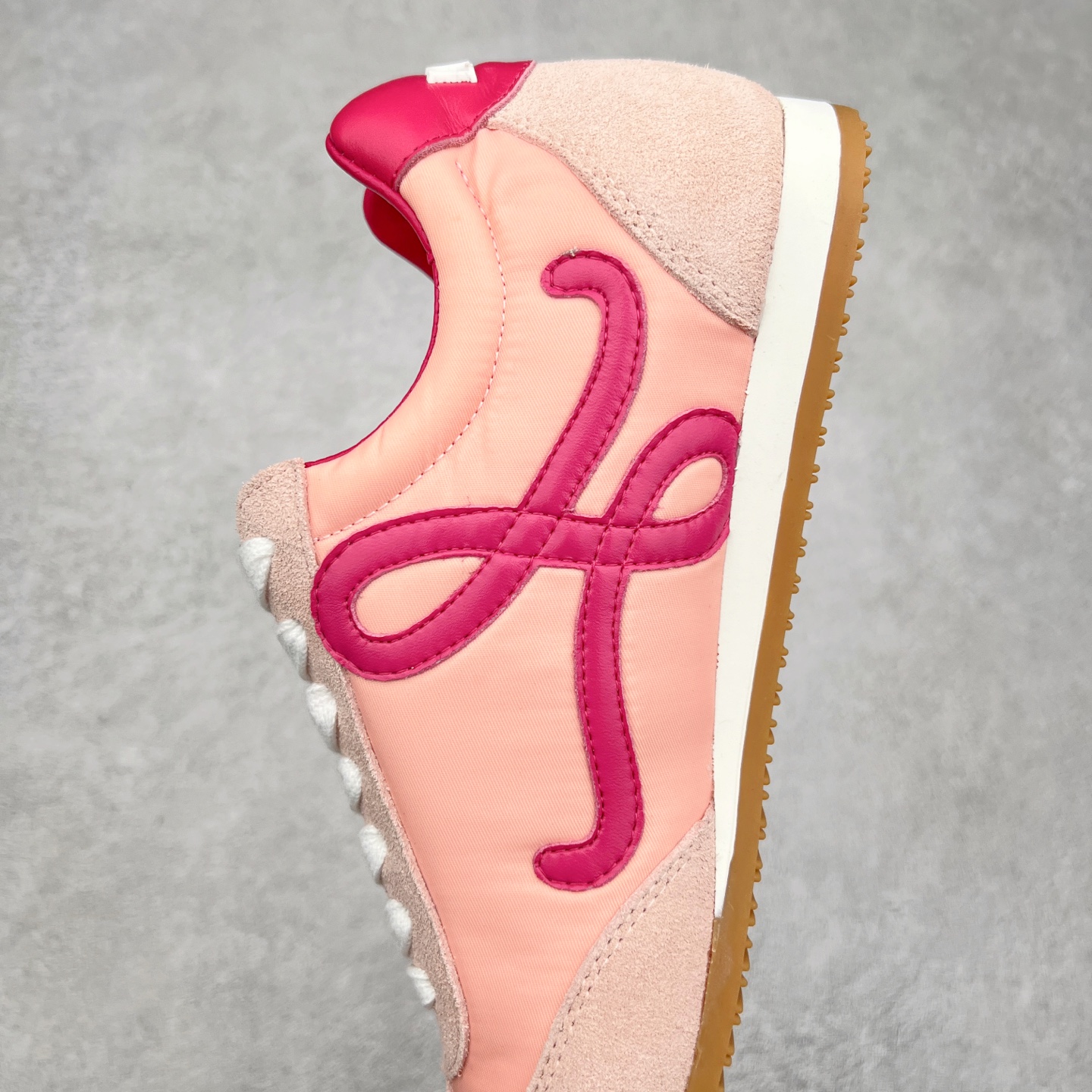 图片[7]-罗意威LOEWE 2025 | Ballet Runner2.0 新款芭蕾舞鞋 超级棒 不对称鞋头造型，作为LOEWE的标志性设计 超柔软，轻便且灵活的鞋底，新的波浪纹理橡胶外底，延伸至鞋头，升级的柔软皮革内衬和鞋床，提供最大舒适感，后跟有3D注塑橡胶徽标，真皮和皮料混搭彰显复古风格 内增高拼色德训鞋 阿甘鞋 小白鞋 拼色拼接鞋面 非常高级隐藏式小内增高 脚后跟设计新颖 柔软舒适 会被评为年度最舒适的暴走鞋 如履平地 原版细节 鞋面由进口麂皮 牛皮 原版布拼接 牛皮垫脚 原版定制磨具组合大底 原盒包装 内娱明星杨幂等众多同款上脚 小红书 一系列素材图 极具爆款。 尺码 35 36 37 38 39 40-选品中心