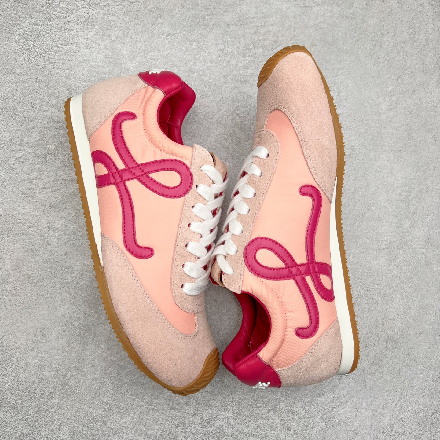 图片[3]-罗意威LOEWE 2025 | Ballet Runner2.0 新款芭蕾舞鞋 超级棒 不对称鞋头造型，作为LOEWE的标志性设计 超柔软，轻便且灵活的鞋底，新的波浪纹理橡胶外底，延伸至鞋头，升级的柔软皮革内衬和鞋床，提供最大舒适感，后跟有3D注塑橡胶徽标，真皮和皮料混搭彰显复古风格 内增高拼色德训鞋 阿甘鞋 小白鞋 拼色拼接鞋面 非常高级隐藏式小内增高 脚后跟设计新颖 柔软舒适 会被评为年度最舒适的暴走鞋 如履平地 原版细节 鞋面由进口麂皮 牛皮 原版布拼接 牛皮垫脚 原版定制磨具组合大底 原盒包装 内娱明星杨幂等众多同款上脚 小红书 一系列素材图 极具爆款。 尺码 35 36 37 38 39 40-选品中心