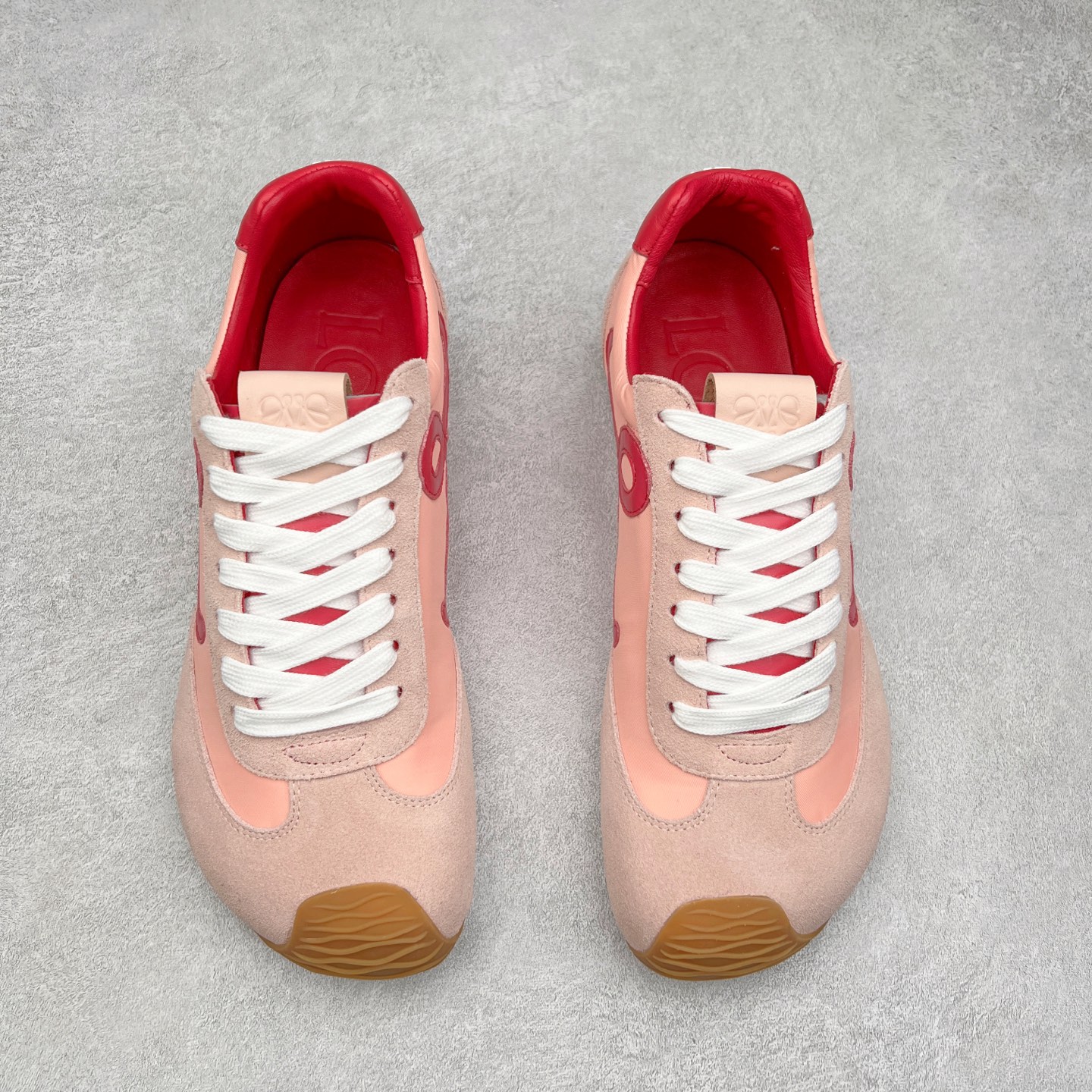 图片[2]-罗意威LOEWE 2025 | Ballet Runner2.0 新款芭蕾舞鞋 超级棒 不对称鞋头造型，作为LOEWE的标志性设计 超柔软，轻便且灵活的鞋底，新的波浪纹理橡胶外底，延伸至鞋头，升级的柔软皮革内衬和鞋床，提供最大舒适感，后跟有3D注塑橡胶徽标，真皮和皮料混搭彰显复古风格 内增高拼色德训鞋 阿甘鞋 小白鞋 拼色拼接鞋面 非常高级隐藏式小内增高 脚后跟设计新颖 柔软舒适 会被评为年度最舒适的暴走鞋 如履平地 原版细节 鞋面由进口麂皮 牛皮 原版布拼接 牛皮垫脚 原版定制磨具组合大底 原盒包装 内娱明星杨幂等众多同款上脚 小红书 一系列素材图 极具爆款。 尺码 35 36 37 38 39 40-选品中心