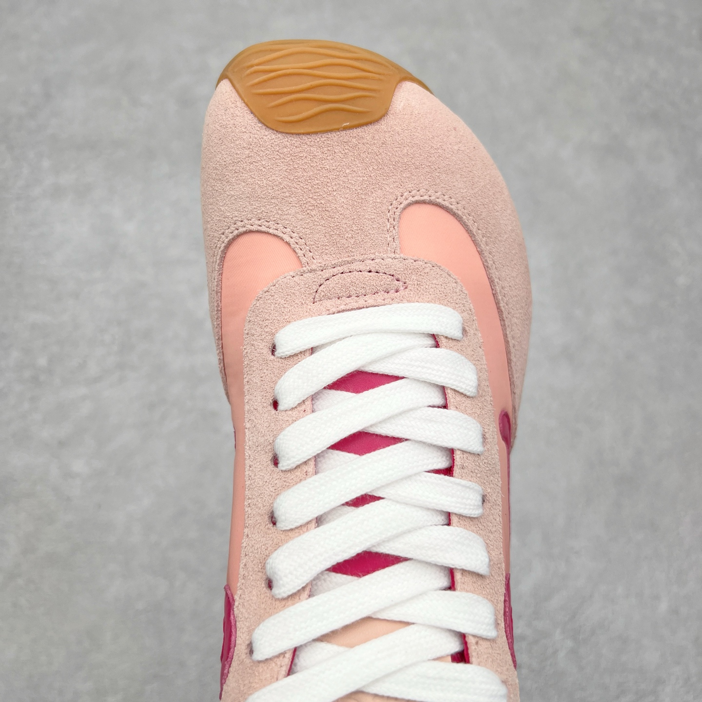 图片[4]-罗意威LOEWE 2025 | Ballet Runner2.0 新款芭蕾舞鞋 超级棒 不对称鞋头造型，作为LOEWE的标志性设计 超柔软，轻便且灵活的鞋底，新的波浪纹理橡胶外底，延伸至鞋头，升级的柔软皮革内衬和鞋床，提供最大舒适感，后跟有3D注塑橡胶徽标，真皮和皮料混搭彰显复古风格 内增高拼色德训鞋 阿甘鞋 小白鞋 拼色拼接鞋面 非常高级隐藏式小内增高 脚后跟设计新颖 柔软舒适 会被评为年度最舒适的暴走鞋 如履平地 原版细节 鞋面由进口麂皮 牛皮 原版布拼接 牛皮垫脚 原版定制磨具组合大底 原盒包装 内娱明星杨幂等众多同款上脚 小红书 一系列素材图 极具爆款。 尺码 35 36 37 38 39 40-选品中心