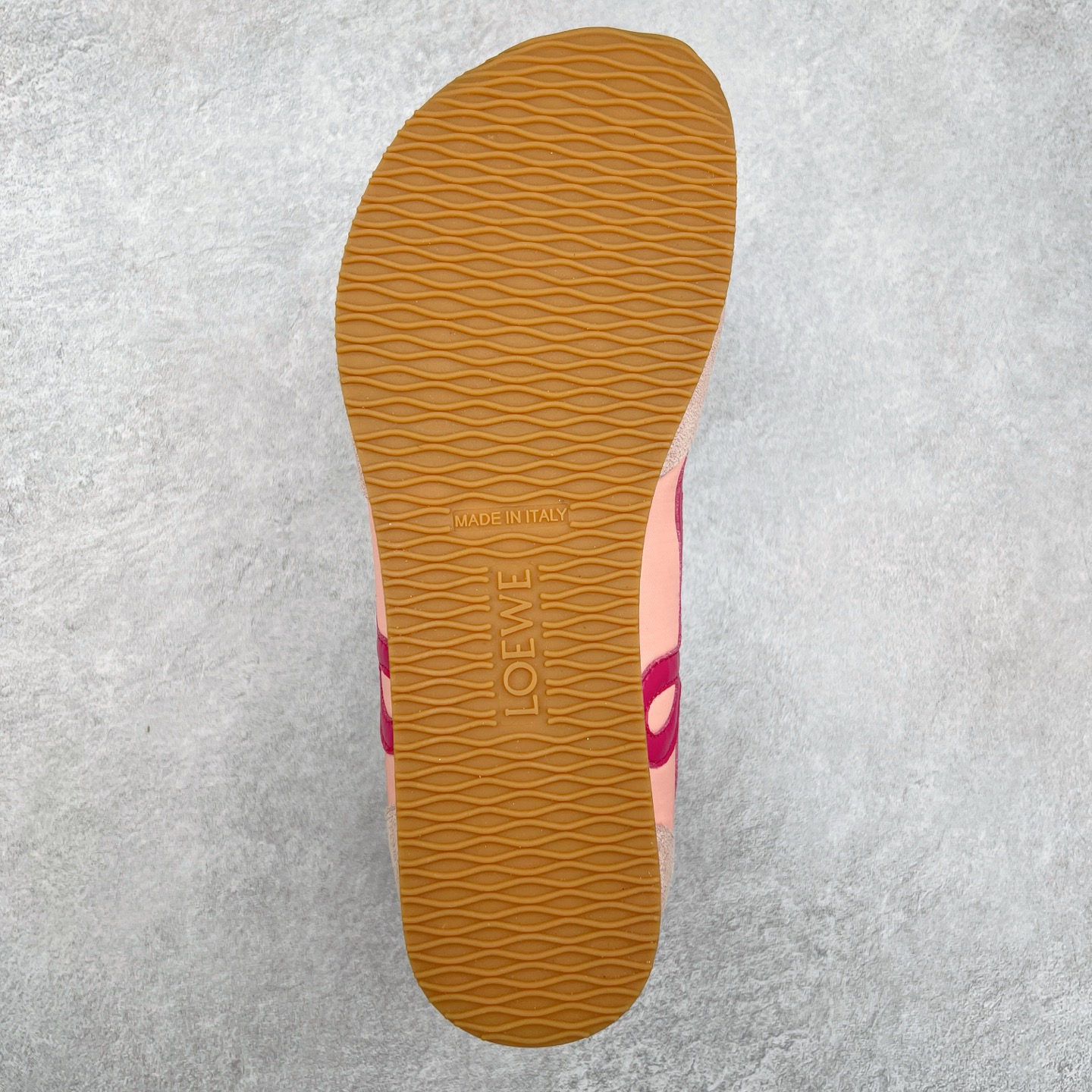 图片[9]-罗意威LOEWE 2025 | Ballet Runner2.0 新款芭蕾舞鞋 超级棒 不对称鞋头造型，作为LOEWE的标志性设计 超柔软，轻便且灵活的鞋底，新的波浪纹理橡胶外底，延伸至鞋头，升级的柔软皮革内衬和鞋床，提供最大舒适感，后跟有3D注塑橡胶徽标，真皮和皮料混搭彰显复古风格 内增高拼色德训鞋 阿甘鞋 小白鞋 拼色拼接鞋面 非常高级隐藏式小内增高 脚后跟设计新颖 柔软舒适 会被评为年度最舒适的暴走鞋 如履平地 原版细节 鞋面由进口麂皮 牛皮 原版布拼接 牛皮垫脚 原版定制磨具组合大底 原盒包装 内娱明星杨幂等众多同款上脚 小红书 一系列素材图 极具爆款。 尺码 35 36 37 38 39 40-选品中心