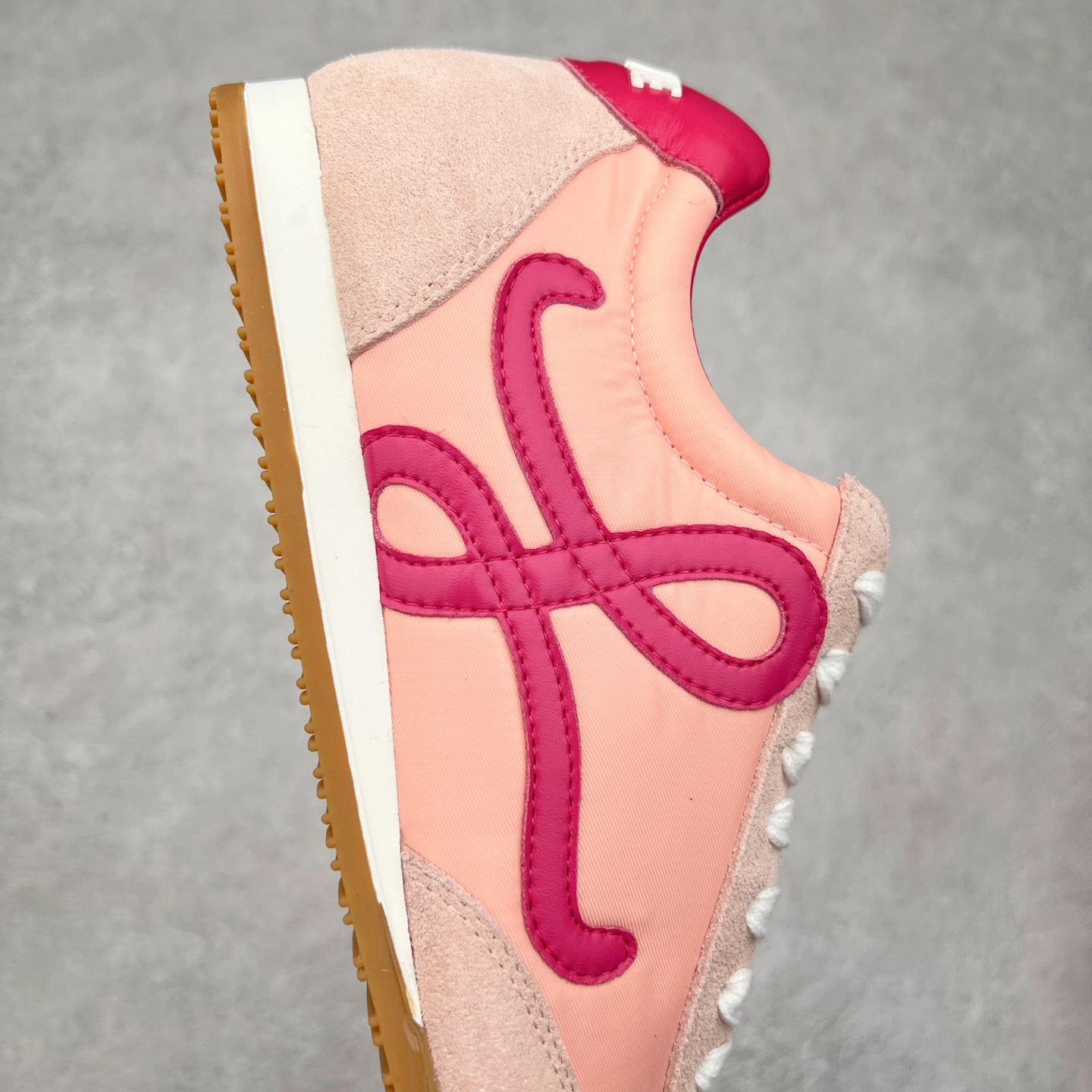 图片[6]-罗意威LOEWE 2025 | Ballet Runner2.0 新款芭蕾舞鞋 超级棒 不对称鞋头造型，作为LOEWE的标志性设计 超柔软，轻便且灵活的鞋底，新的波浪纹理橡胶外底，延伸至鞋头，升级的柔软皮革内衬和鞋床，提供最大舒适感，后跟有3D注塑橡胶徽标，真皮和皮料混搭彰显复古风格 内增高拼色德训鞋 阿甘鞋 小白鞋 拼色拼接鞋面 非常高级隐藏式小内增高 脚后跟设计新颖 柔软舒适 会被评为年度最舒适的暴走鞋 如履平地 原版细节 鞋面由进口麂皮 牛皮 原版布拼接 牛皮垫脚 原版定制磨具组合大底 原盒包装 内娱明星杨幂等众多同款上脚 小红书 一系列素材图 极具爆款。 尺码 35 36 37 38 39 40-选品中心