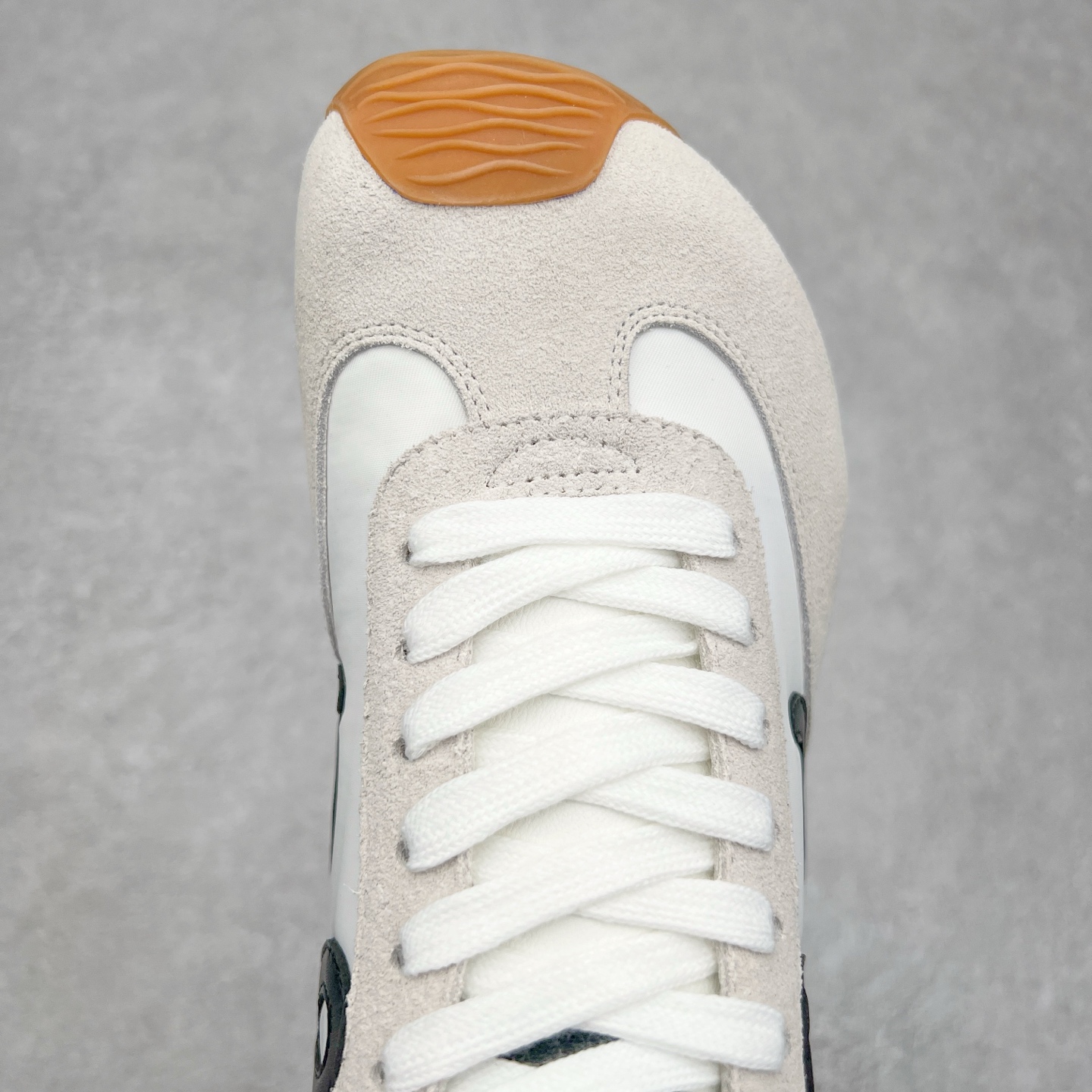 图片[4]-罗意威LOEWE 2025 | Ballet Runner2.0 新款芭蕾舞鞋 超级棒 不对称鞋头造型，作为LOEWE的标志性设计 超柔软，轻便且灵活的鞋底，新的波浪纹理橡胶外底，延伸至鞋头，升级的柔软皮革内衬和鞋床，提供最大舒适感，后跟有3D注塑橡胶徽标，真皮和皮料混搭彰显复古风格 内增高拼色德训鞋 阿甘鞋 小白鞋 拼色拼接鞋面 非常高级隐藏式小内增高 脚后跟设计新颖 柔软舒适 会被评为年度最舒适的暴走鞋 如履平地 原版细节 鞋面由进口麂皮 牛皮 原版布拼接 牛皮垫脚 原版定制磨具组合大底 原盒包装 内娱明星杨幂等众多同款上脚 小红书 一系列素材图 极具爆款。 尺码 35 36 37 38 39 40-选品中心