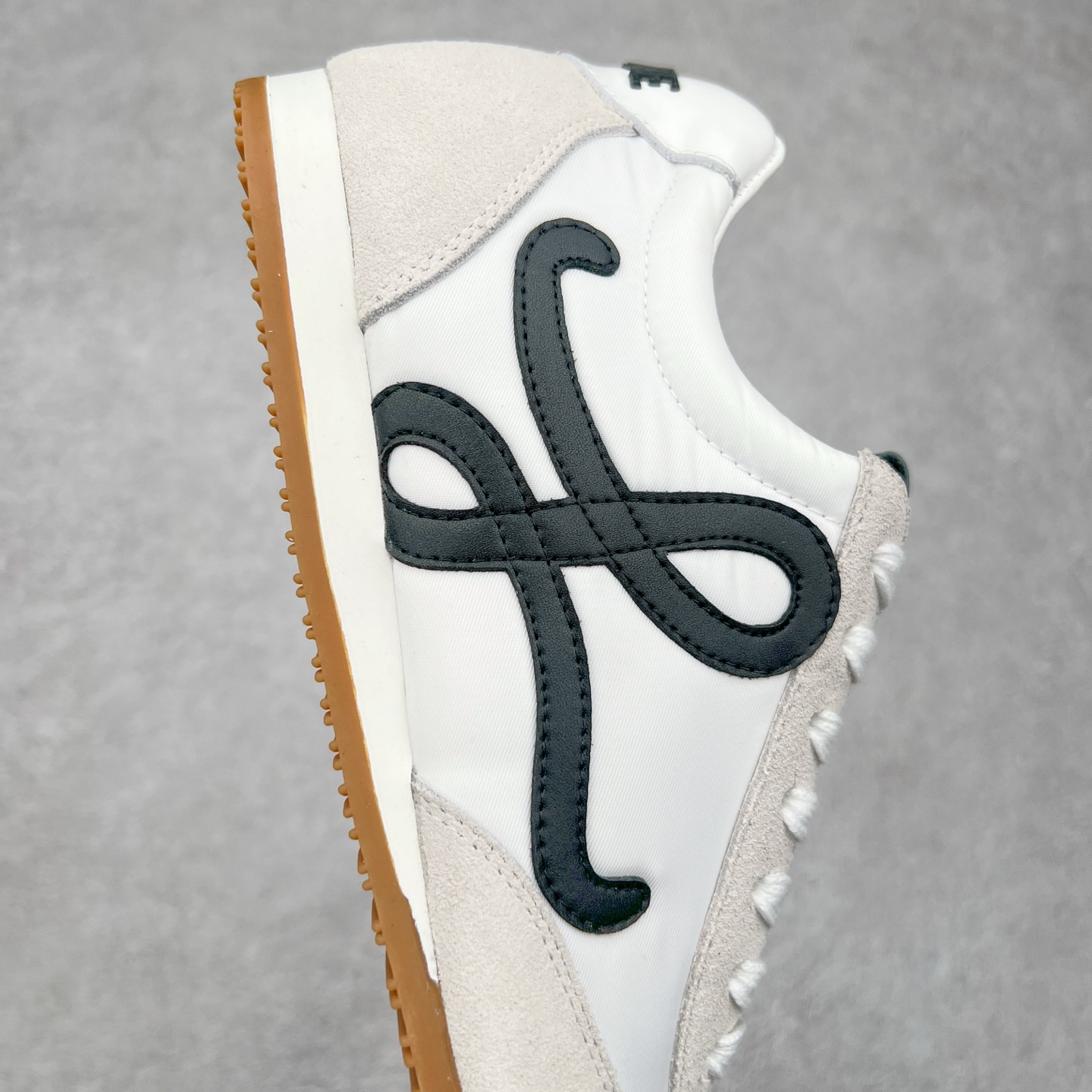 图片[6]-罗意威LOEWE 2025 | Ballet Runner2.0 新款芭蕾舞鞋 超级棒 不对称鞋头造型，作为LOEWE的标志性设计 超柔软，轻便且灵活的鞋底，新的波浪纹理橡胶外底，延伸至鞋头，升级的柔软皮革内衬和鞋床，提供最大舒适感，后跟有3D注塑橡胶徽标，真皮和皮料混搭彰显复古风格 内增高拼色德训鞋 阿甘鞋 小白鞋 拼色拼接鞋面 非常高级隐藏式小内增高 脚后跟设计新颖 柔软舒适 会被评为年度最舒适的暴走鞋 如履平地 原版细节 鞋面由进口麂皮 牛皮 原版布拼接 牛皮垫脚 原版定制磨具组合大底 原盒包装 内娱明星杨幂等众多同款上脚 小红书 一系列素材图 极具爆款。 尺码 35 36 37 38 39 40-选品中心