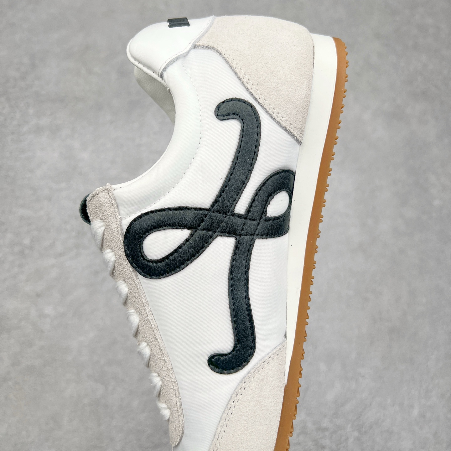 图片[7]-罗意威LOEWE 2025 | Ballet Runner2.0 新款芭蕾舞鞋 超级棒 不对称鞋头造型，作为LOEWE的标志性设计 超柔软，轻便且灵活的鞋底，新的波浪纹理橡胶外底，延伸至鞋头，升级的柔软皮革内衬和鞋床，提供最大舒适感，后跟有3D注塑橡胶徽标，真皮和皮料混搭彰显复古风格 内增高拼色德训鞋 阿甘鞋 小白鞋 拼色拼接鞋面 非常高级隐藏式小内增高 脚后跟设计新颖 柔软舒适 会被评为年度最舒适的暴走鞋 如履平地 原版细节 鞋面由进口麂皮 牛皮 原版布拼接 牛皮垫脚 原版定制磨具组合大底 原盒包装 内娱明星杨幂等众多同款上脚 小红书 一系列素材图 极具爆款。 尺码 35 36 37 38 39 40-选品中心