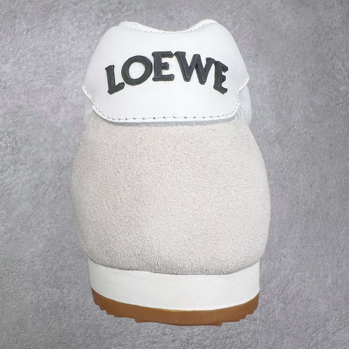 图片[8]-罗意威LOEWE 2025 | Ballet Runner2.0 新款芭蕾舞鞋 超级棒 不对称鞋头造型，作为LOEWE的标志性设计 超柔软，轻便且灵活的鞋底，新的波浪纹理橡胶外底，延伸至鞋头，升级的柔软皮革内衬和鞋床，提供最大舒适感，后跟有3D注塑橡胶徽标，真皮和皮料混搭彰显复古风格 内增高拼色德训鞋 阿甘鞋 小白鞋 拼色拼接鞋面 非常高级隐藏式小内增高 脚后跟设计新颖 柔软舒适 会被评为年度最舒适的暴走鞋 如履平地 原版细节 鞋面由进口麂皮 牛皮 原版布拼接 牛皮垫脚 原版定制磨具组合大底 原盒包装 内娱明星杨幂等众多同款上脚 小红书 一系列素材图 极具爆款。 尺码 35 36 37 38 39 40-选品中心
