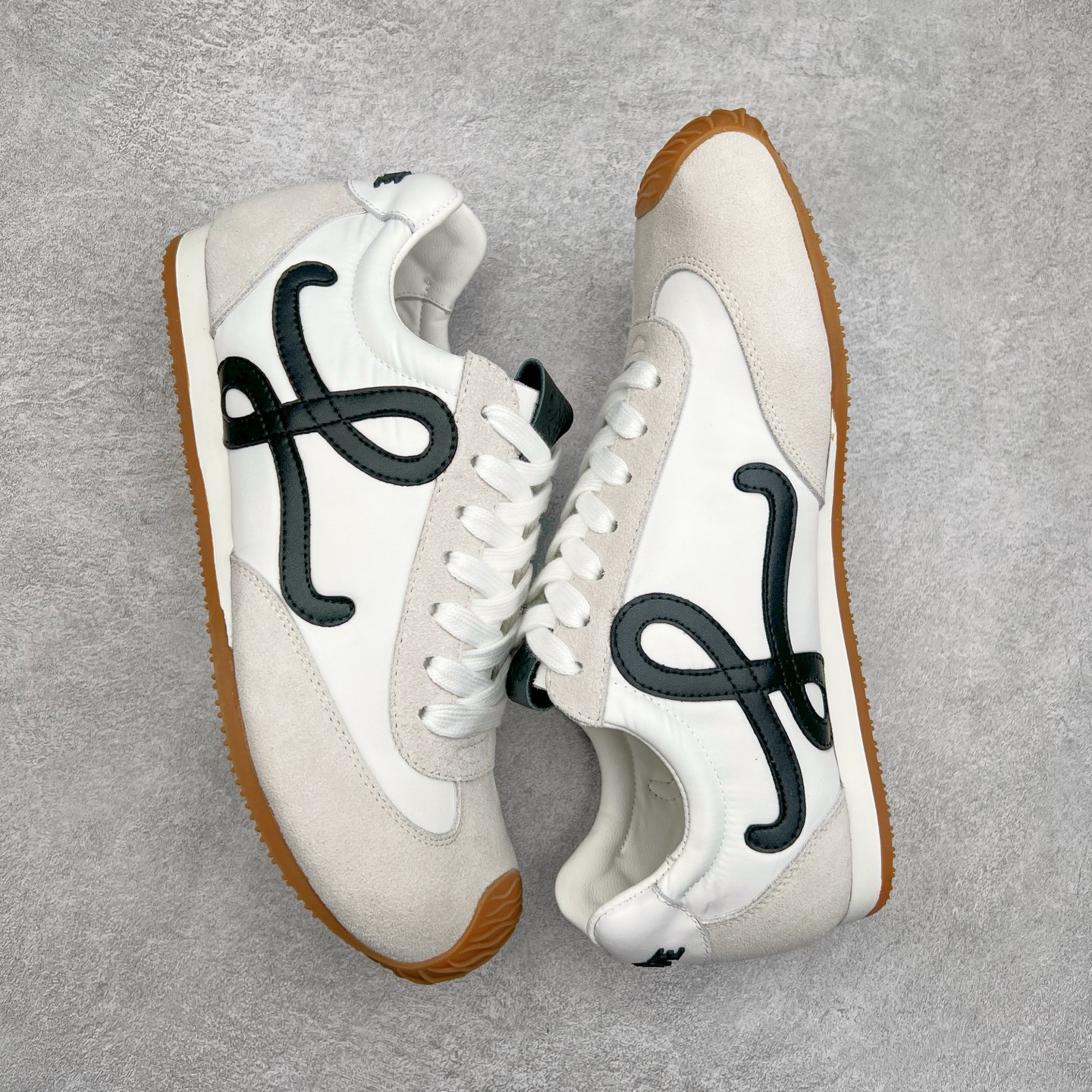 图片[3]-罗意威LOEWE 2025 | Ballet Runner2.0 新款芭蕾舞鞋 超级棒 不对称鞋头造型，作为LOEWE的标志性设计 超柔软，轻便且灵活的鞋底，新的波浪纹理橡胶外底，延伸至鞋头，升级的柔软皮革内衬和鞋床，提供最大舒适感，后跟有3D注塑橡胶徽标，真皮和皮料混搭彰显复古风格 内增高拼色德训鞋 阿甘鞋 小白鞋 拼色拼接鞋面 非常高级隐藏式小内增高 脚后跟设计新颖 柔软舒适 会被评为年度最舒适的暴走鞋 如履平地 原版细节 鞋面由进口麂皮 牛皮 原版布拼接 牛皮垫脚 原版定制磨具组合大底 原盒包装 内娱明星杨幂等众多同款上脚 小红书 一系列素材图 极具爆款。 尺码 35 36 37 38 39 40-选品中心