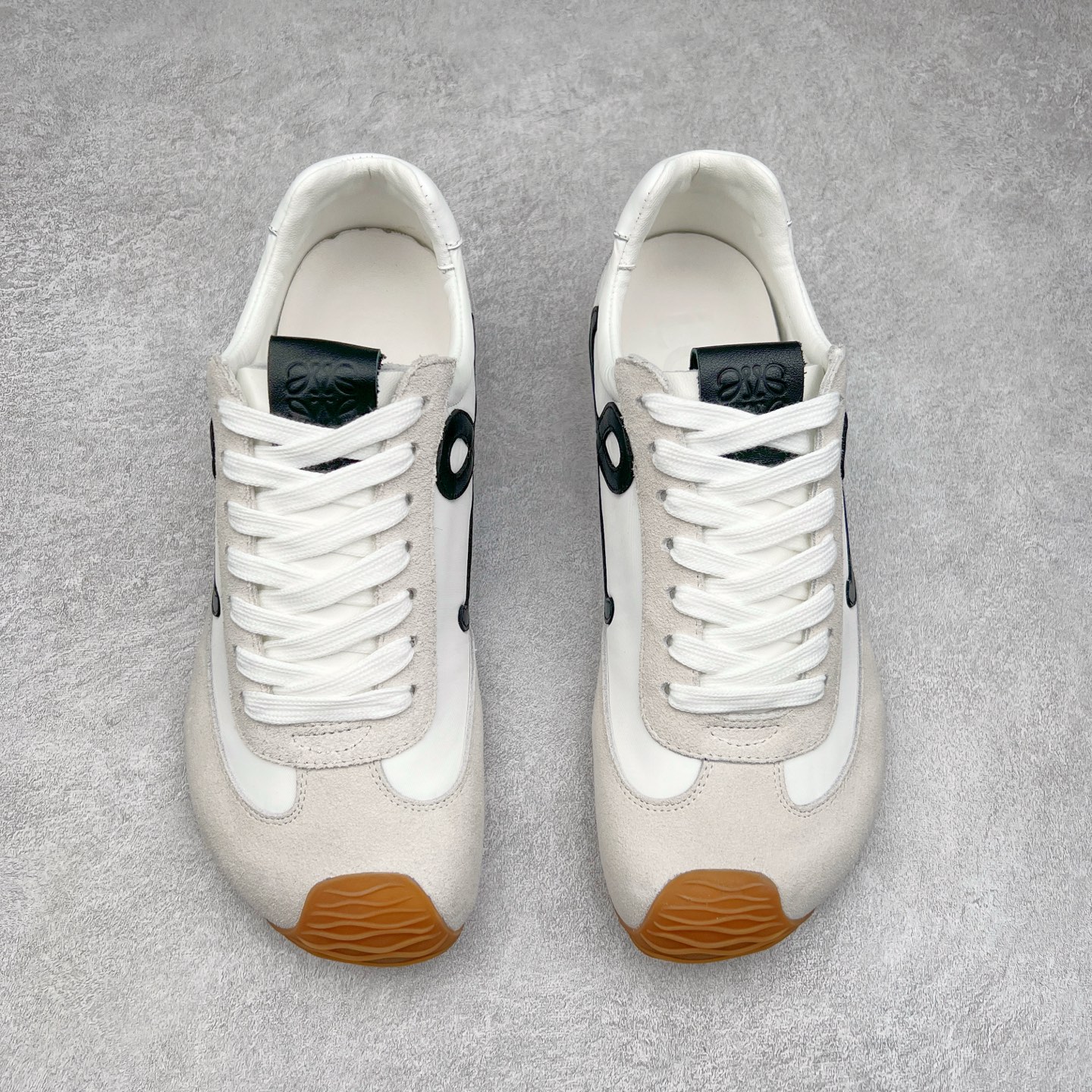 图片[2]-罗意威LOEWE 2025 | Ballet Runner2.0 新款芭蕾舞鞋 超级棒 不对称鞋头造型，作为LOEWE的标志性设计 超柔软，轻便且灵活的鞋底，新的波浪纹理橡胶外底，延伸至鞋头，升级的柔软皮革内衬和鞋床，提供最大舒适感，后跟有3D注塑橡胶徽标，真皮和皮料混搭彰显复古风格 内增高拼色德训鞋 阿甘鞋 小白鞋 拼色拼接鞋面 非常高级隐藏式小内增高 脚后跟设计新颖 柔软舒适 会被评为年度最舒适的暴走鞋 如履平地 原版细节 鞋面由进口麂皮 牛皮 原版布拼接 牛皮垫脚 原版定制磨具组合大底 原盒包装 内娱明星杨幂等众多同款上脚 小红书 一系列素材图 极具爆款。 尺码 35 36 37 38 39 40-选品中心