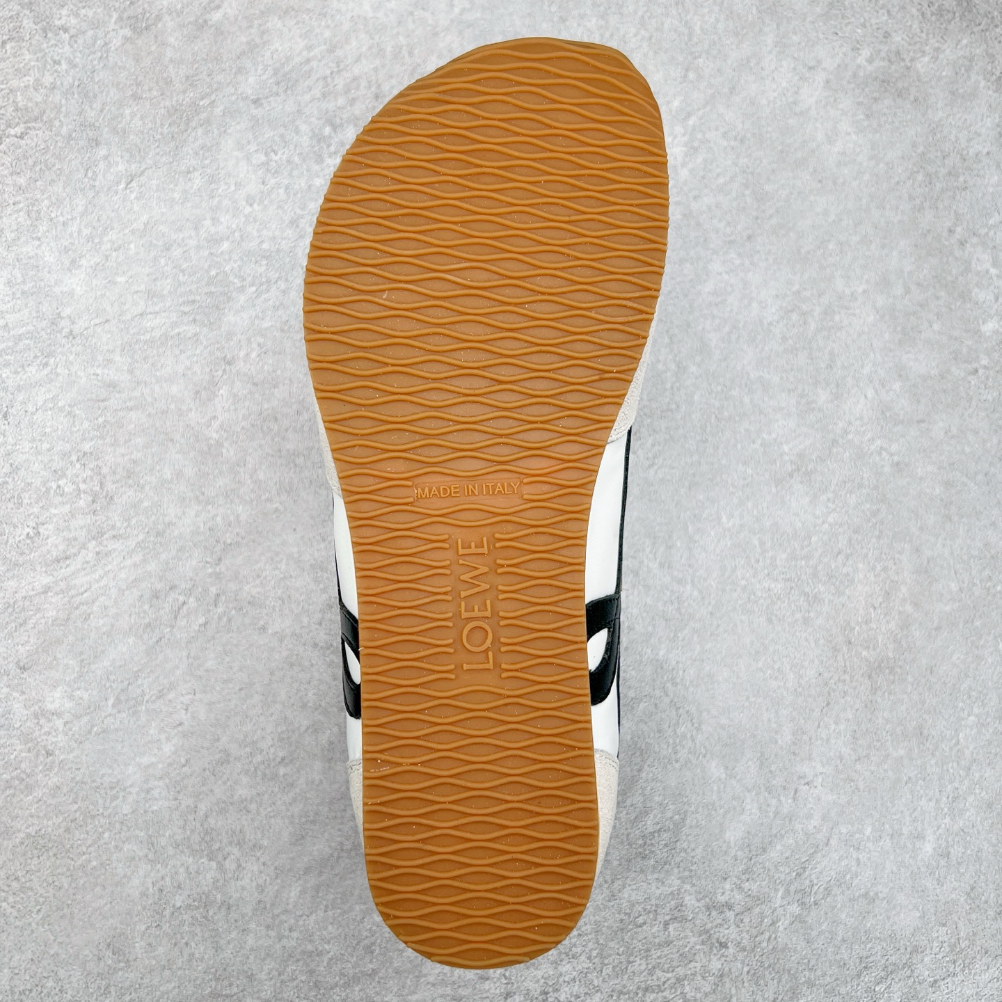 图片[9]-罗意威LOEWE 2025 | Ballet Runner2.0 新款芭蕾舞鞋 超级棒 不对称鞋头造型，作为LOEWE的标志性设计 超柔软，轻便且灵活的鞋底，新的波浪纹理橡胶外底，延伸至鞋头，升级的柔软皮革内衬和鞋床，提供最大舒适感，后跟有3D注塑橡胶徽标，真皮和皮料混搭彰显复古风格 内增高拼色德训鞋 阿甘鞋 小白鞋 拼色拼接鞋面 非常高级隐藏式小内增高 脚后跟设计新颖 柔软舒适 会被评为年度最舒适的暴走鞋 如履平地 原版细节 鞋面由进口麂皮 牛皮 原版布拼接 牛皮垫脚 原版定制磨具组合大底 原盒包装 内娱明星杨幂等众多同款上脚 小红书 一系列素材图 极具爆款。 尺码 35 36 37 38 39 40-选品中心