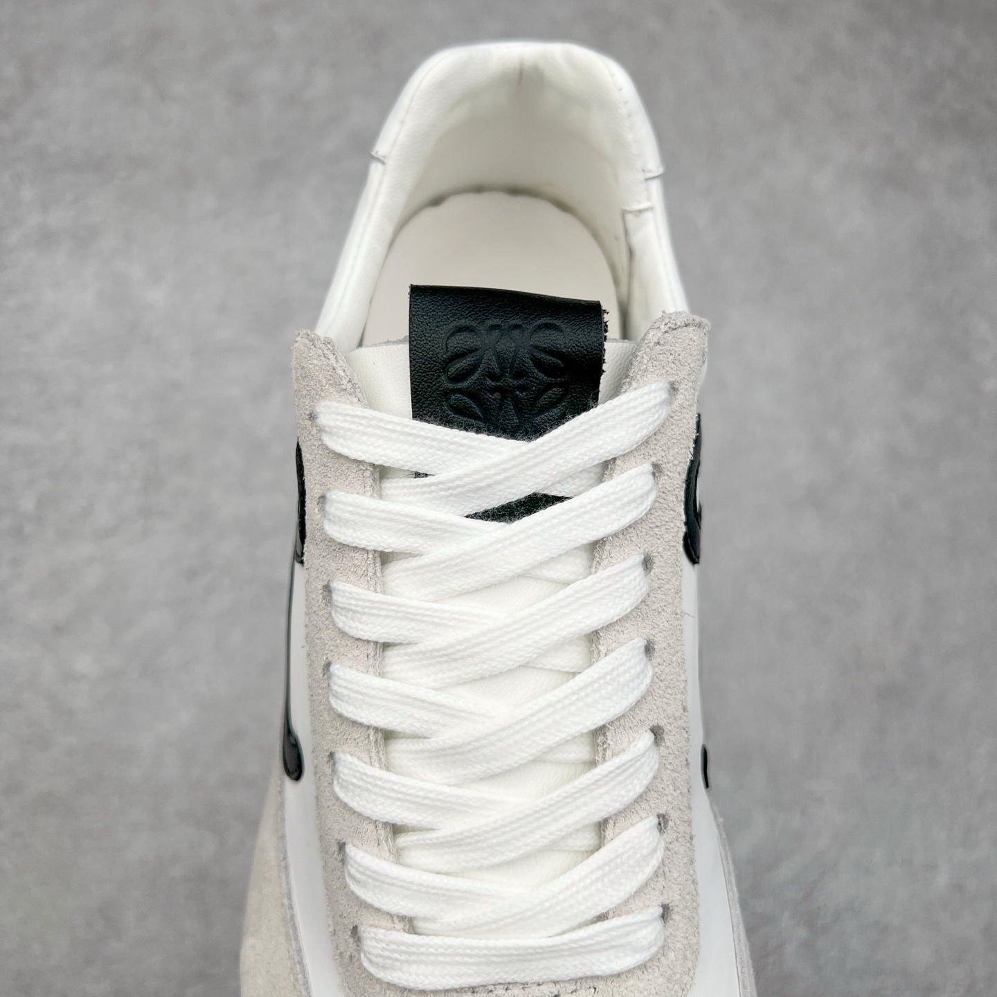 图片[5]-罗意威LOEWE 2025 | Ballet Runner2.0 新款芭蕾舞鞋 超级棒 不对称鞋头造型，作为LOEWE的标志性设计 超柔软，轻便且灵活的鞋底，新的波浪纹理橡胶外底，延伸至鞋头，升级的柔软皮革内衬和鞋床，提供最大舒适感，后跟有3D注塑橡胶徽标，真皮和皮料混搭彰显复古风格 内增高拼色德训鞋 阿甘鞋 小白鞋 拼色拼接鞋面 非常高级隐藏式小内增高 脚后跟设计新颖 柔软舒适 会被评为年度最舒适的暴走鞋 如履平地 原版细节 鞋面由进口麂皮 牛皮 原版布拼接 牛皮垫脚 原版定制磨具组合大底 原盒包装 内娱明星杨幂等众多同款上脚 小红书 一系列素材图 极具爆款。 尺码 35 36 37 38 39 40-选品中心