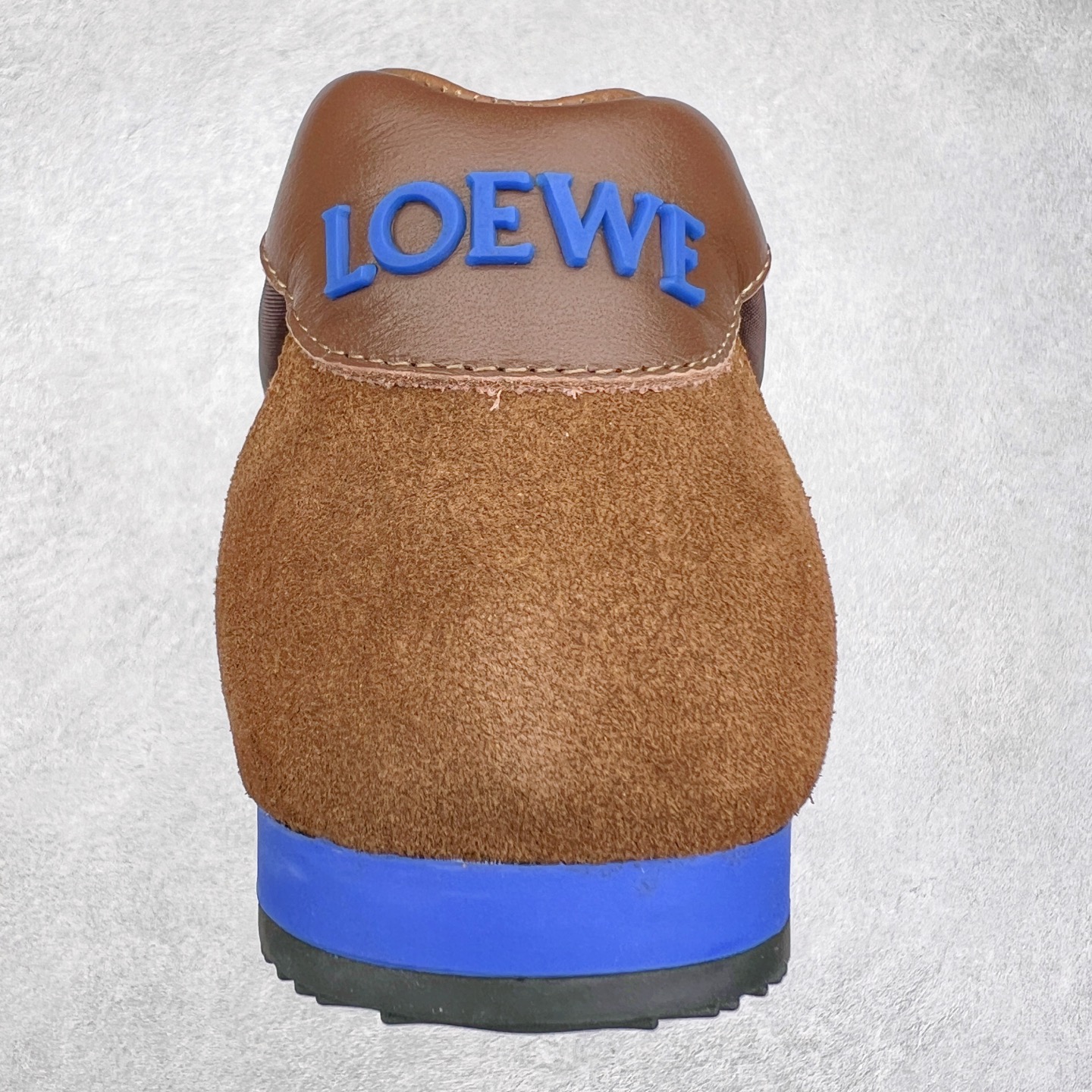 图片[8]-罗意威LOEWE 2025 | Ballet Runner2.0 新款芭蕾舞鞋 超级棒 不对称鞋头造型，作为LOEWE的标志性设计 超柔软，轻便且灵活的鞋底，新的波浪纹理橡胶外底，延伸至鞋头，升级的柔软皮革内衬和鞋床，提供最大舒适感，后跟有3D注塑橡胶徽标，真皮和皮料混搭彰显复古风格 内增高拼色德训鞋 阿甘鞋 小白鞋 拼色拼接鞋面 非常高级隐藏式小内增高 脚后跟设计新颖 柔软舒适 会被评为年度最舒适的暴走鞋 如履平地 原版细节 鞋面由进口麂皮 牛皮 原版布拼接 牛皮垫脚 原版定制磨具组合大底 原盒包装 内娱明星杨幂等众多同款上脚 小红书 一系列素材图 极具爆款。 尺码 35 36 37 38 39 40-选品中心