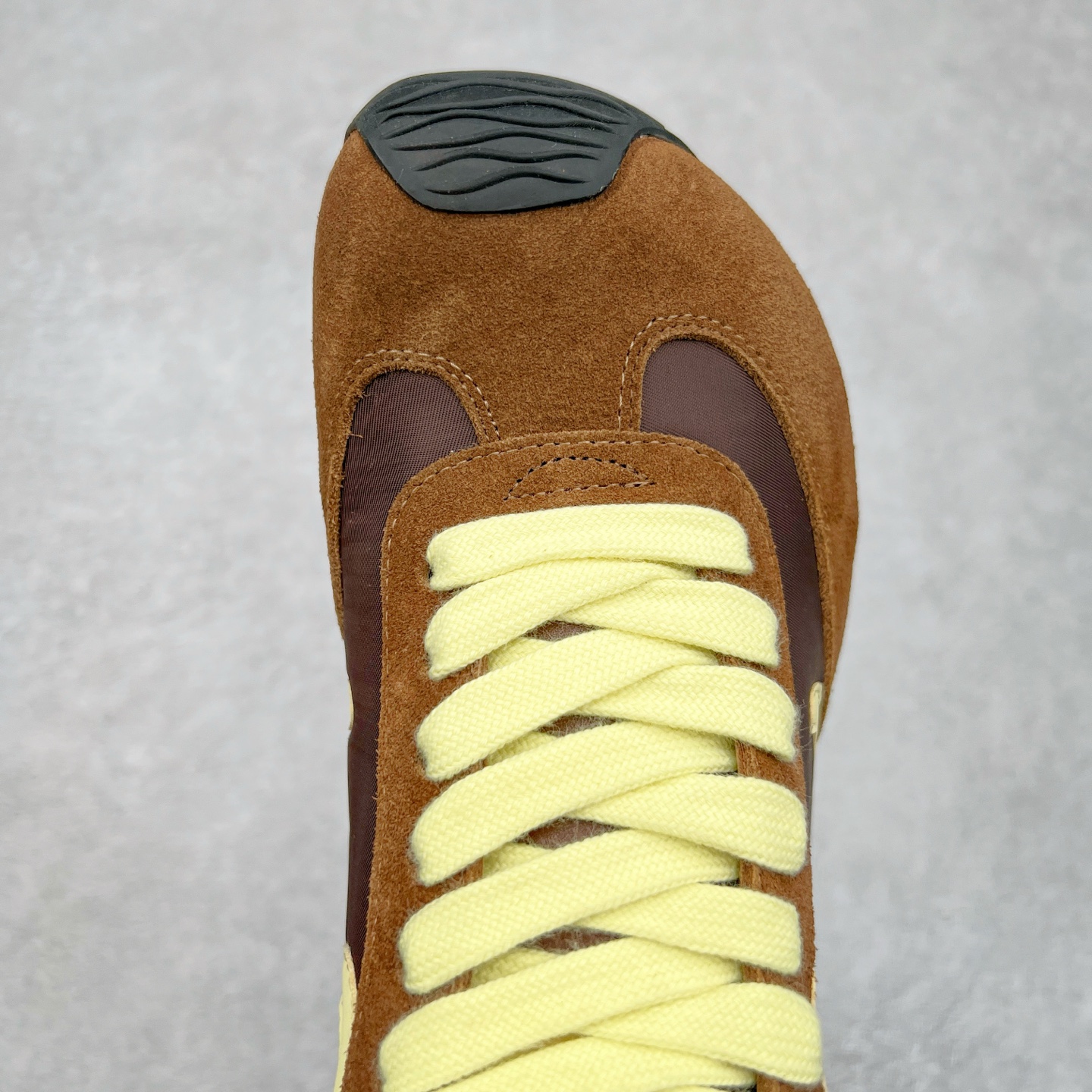 图片[4]-罗意威LOEWE 2025 | Ballet Runner2.0 新款芭蕾舞鞋 超级棒 不对称鞋头造型，作为LOEWE的标志性设计 超柔软，轻便且灵活的鞋底，新的波浪纹理橡胶外底，延伸至鞋头，升级的柔软皮革内衬和鞋床，提供最大舒适感，后跟有3D注塑橡胶徽标，真皮和皮料混搭彰显复古风格 内增高拼色德训鞋 阿甘鞋 小白鞋 拼色拼接鞋面 非常高级隐藏式小内增高 脚后跟设计新颖 柔软舒适 会被评为年度最舒适的暴走鞋 如履平地 原版细节 鞋面由进口麂皮 牛皮 原版布拼接 牛皮垫脚 原版定制磨具组合大底 原盒包装 内娱明星杨幂等众多同款上脚 小红书 一系列素材图 极具爆款。 尺码 35 36 37 38 39 40-选品中心